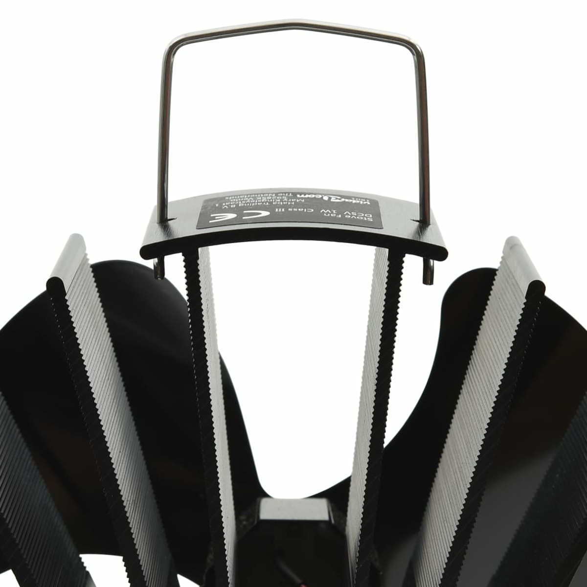 Ein schwarzer Ventilator mit mehreren Flügeln und einem Griff, vor weißem Hintergrund.