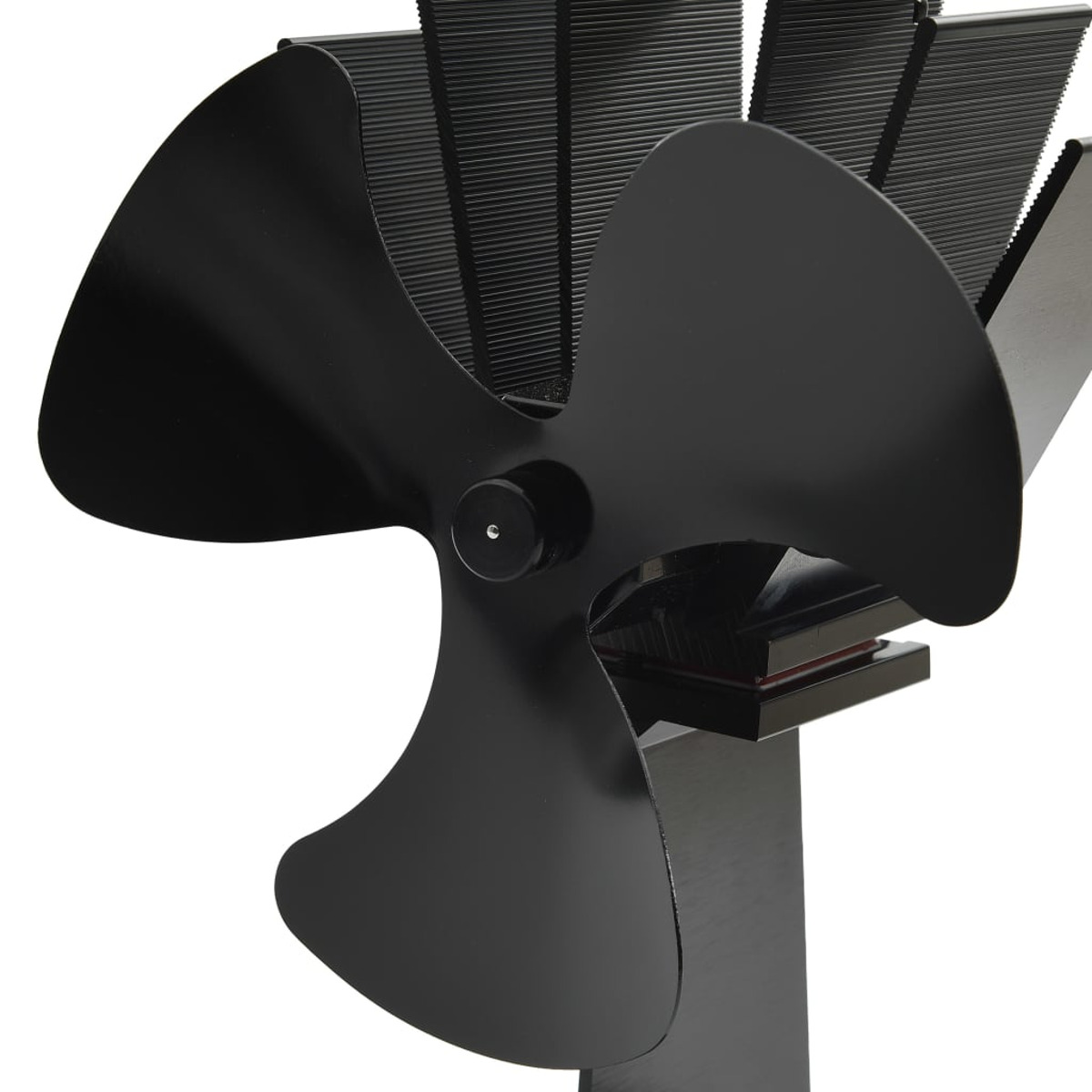 Schwarzer Ofenventilator mit gebogenen Blättern. Er steht auf einem schwarzen Sockel.