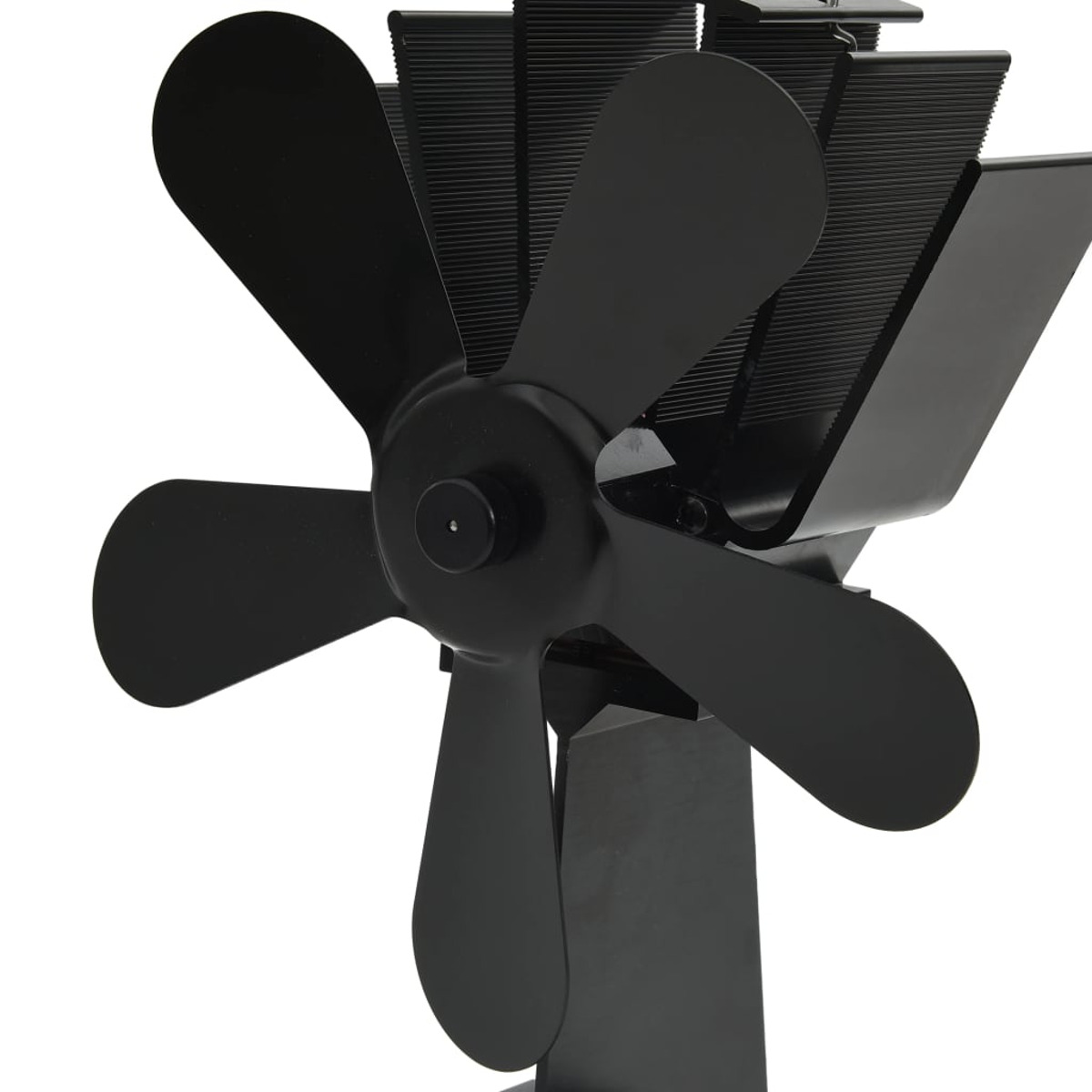 Un ventilatore per stufa nero con pale, in un ambiente da studio.