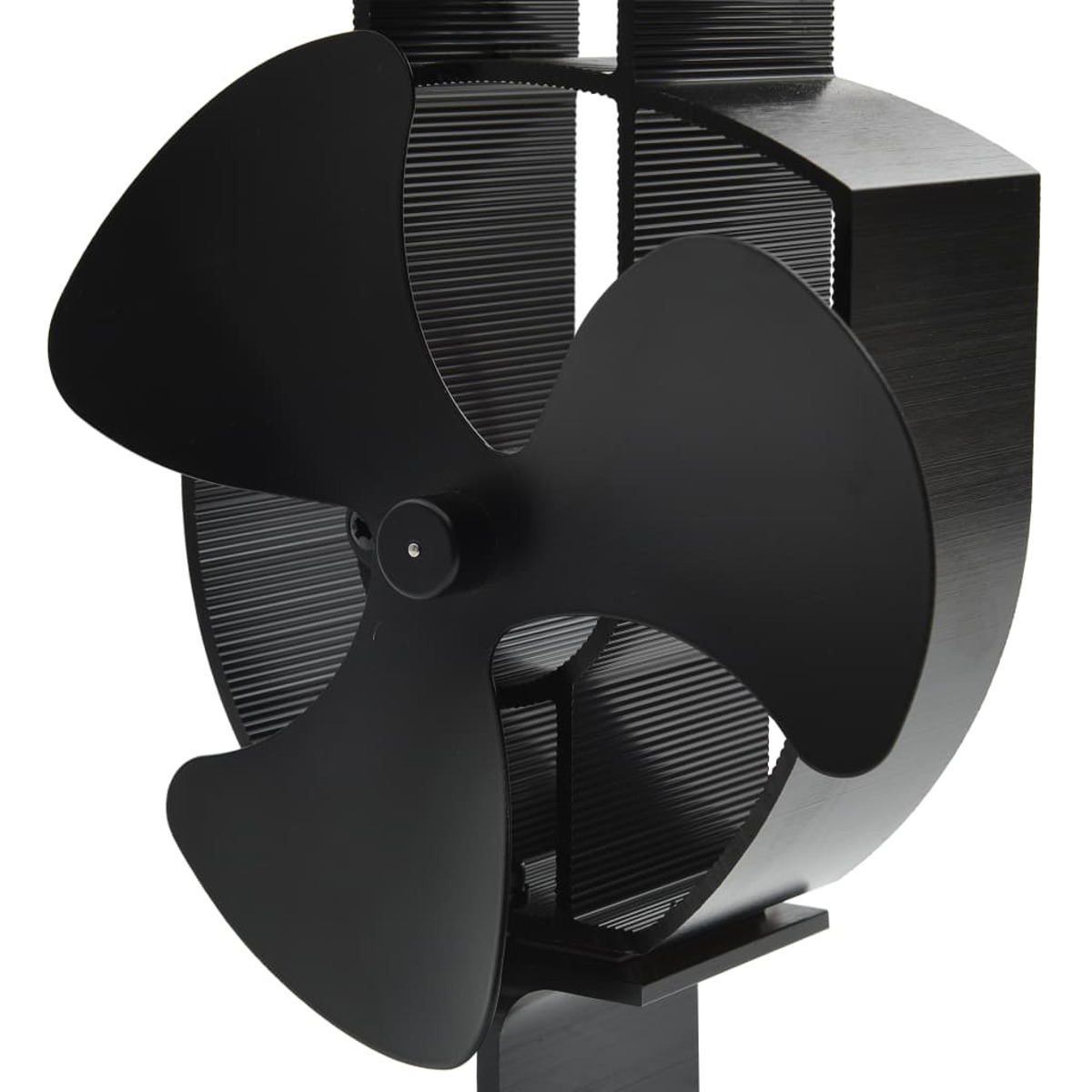 Ein schwarzer Ventilator mit drei Blättern, konzipiert für die Wärmezirkulation, vor weißem Hintergrund.