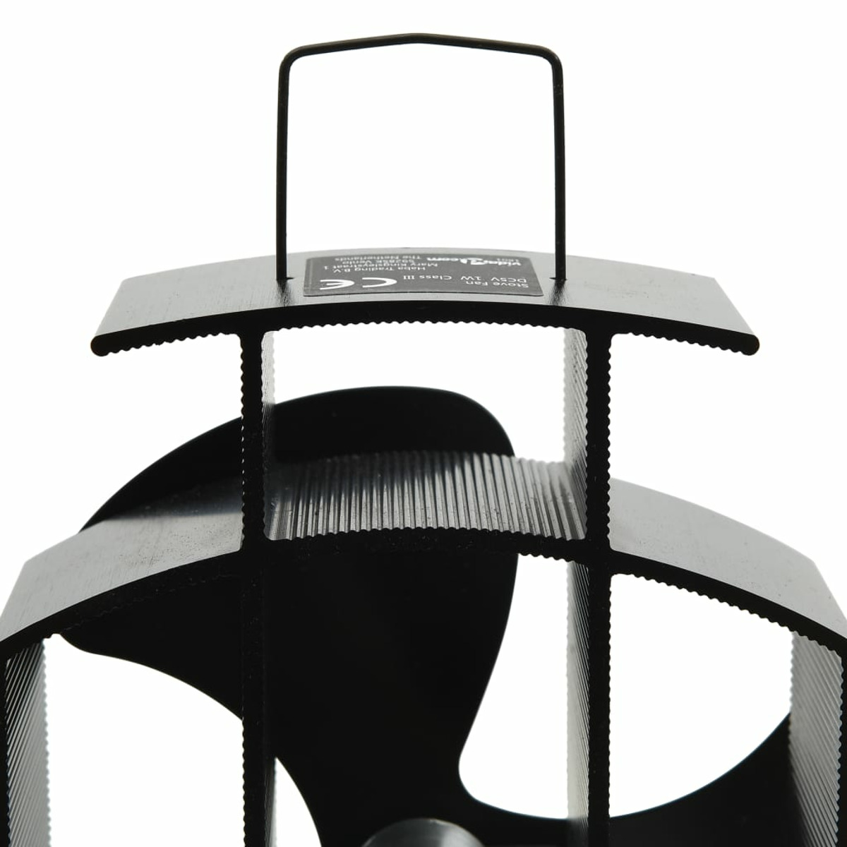 Schwarzer Ofenventilator, Nahaufnahme. Er hat einen Griff und ein Lüfterrad. Er ist aus schwarzem Metall gefertigt.