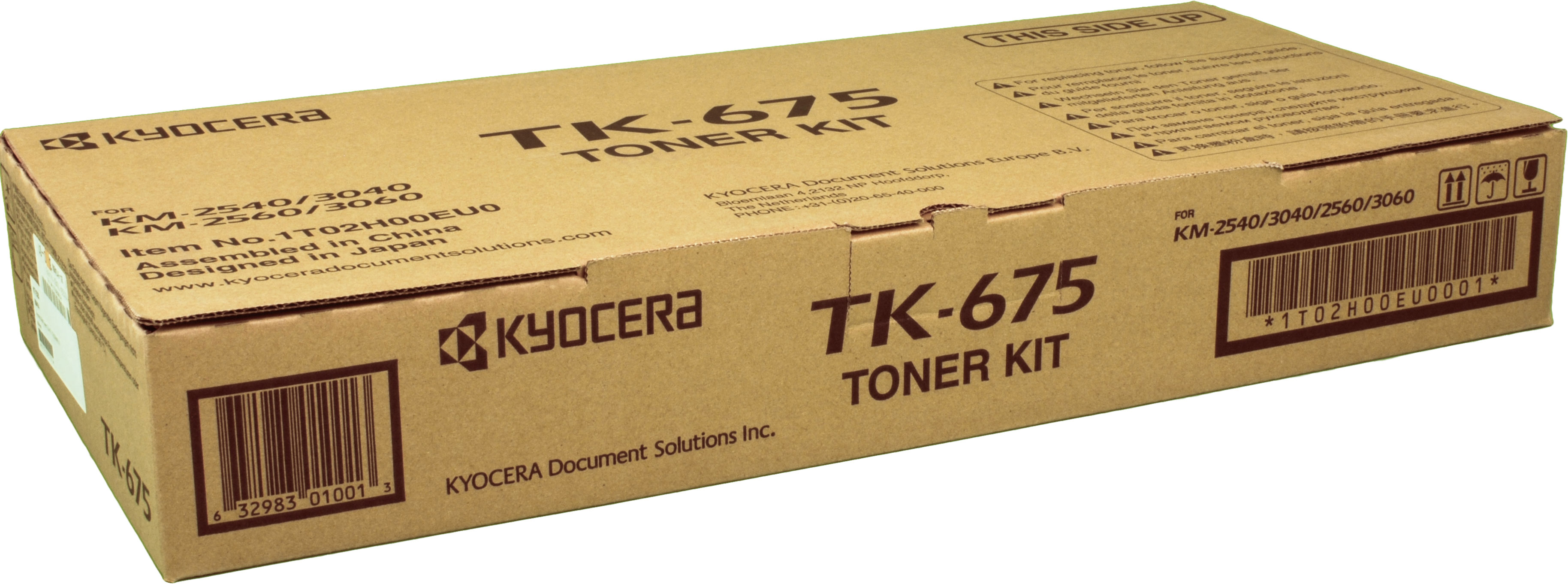 Ein Pappkarton des KYOCERA TK-675 Toner-Kits. Die Box ist auf Weiß isoliert.