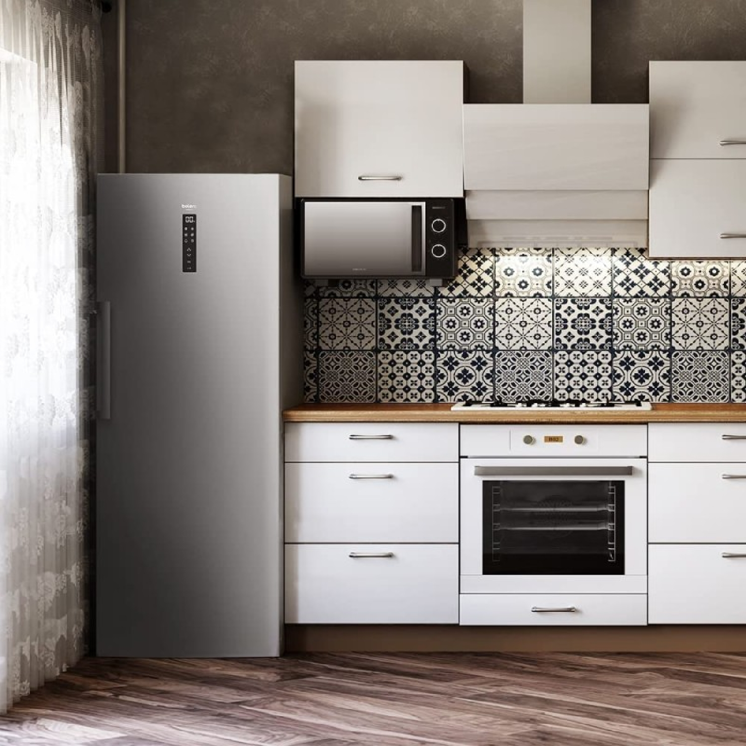 Interior de cocina con nevera, horno, microondas y armarios contra salpicadero de azulejos. Diseño moderno.