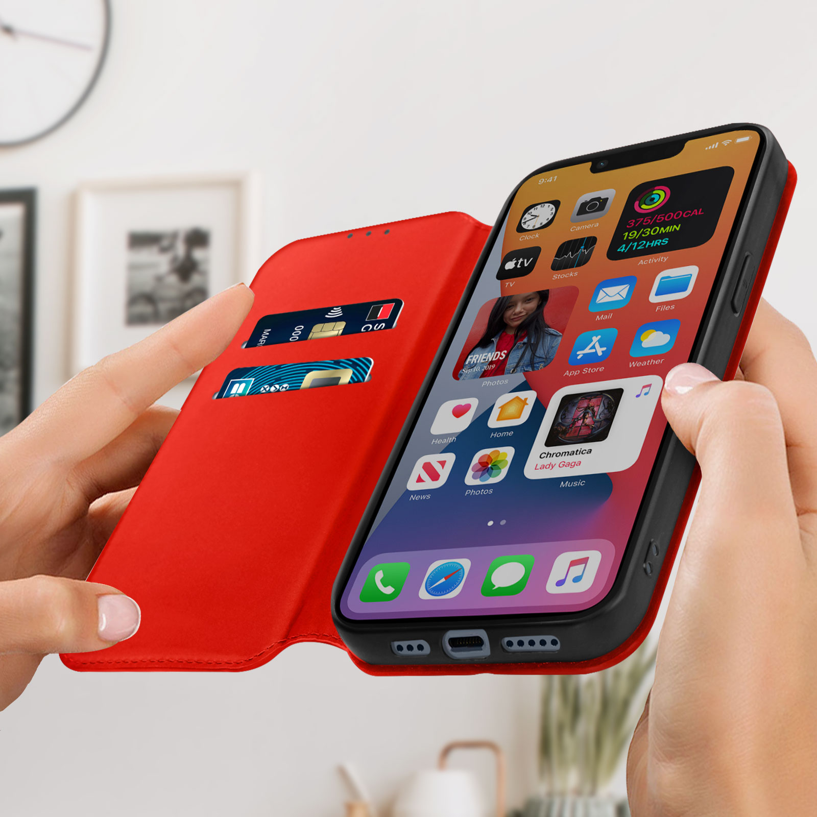 Telefoonhoes met een telefoon met apps. De hoes is rood en de telefoon zit in een hand.
