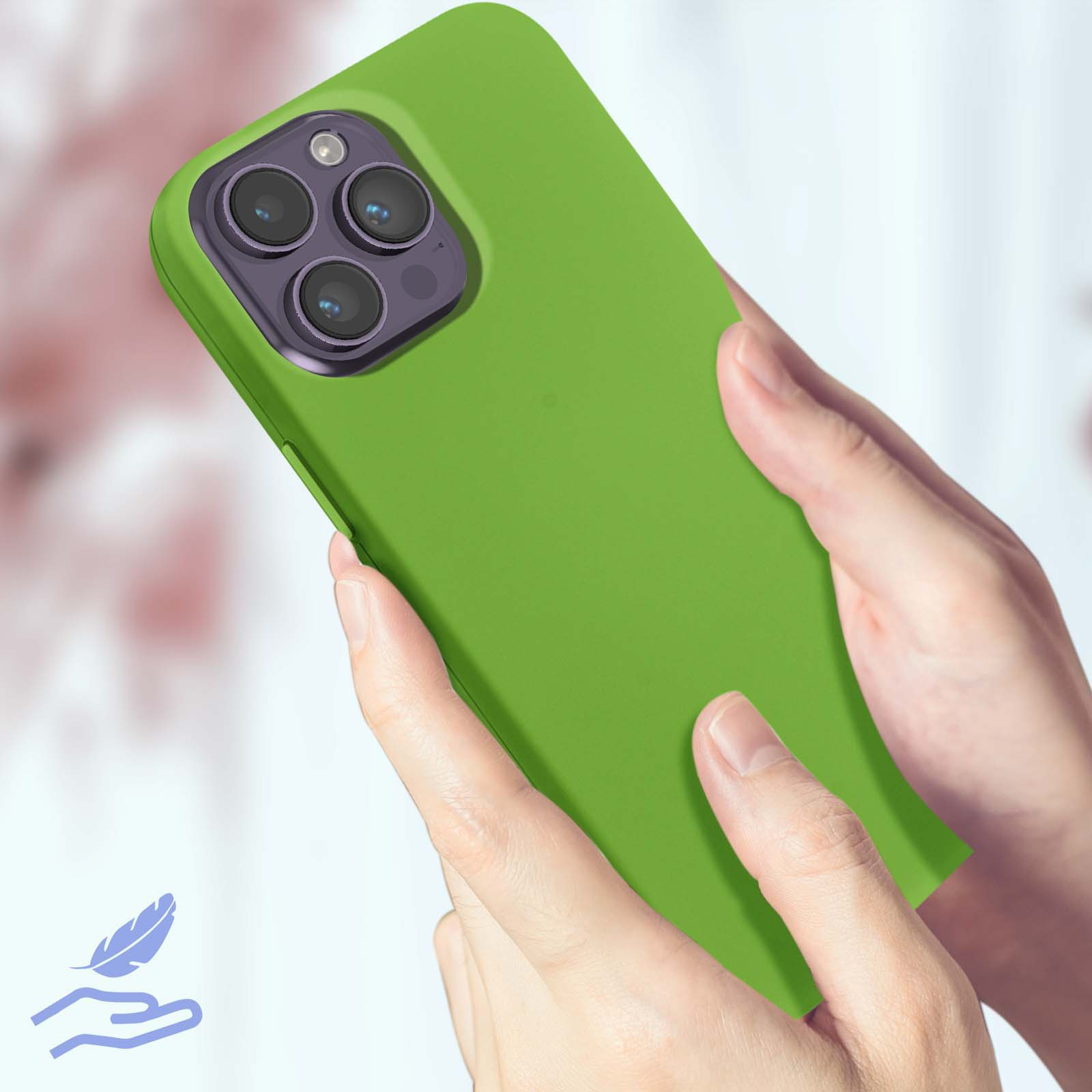 Une personne tient une coque de téléphone verte. Le téléphone a trois caméras. Icône de plume.