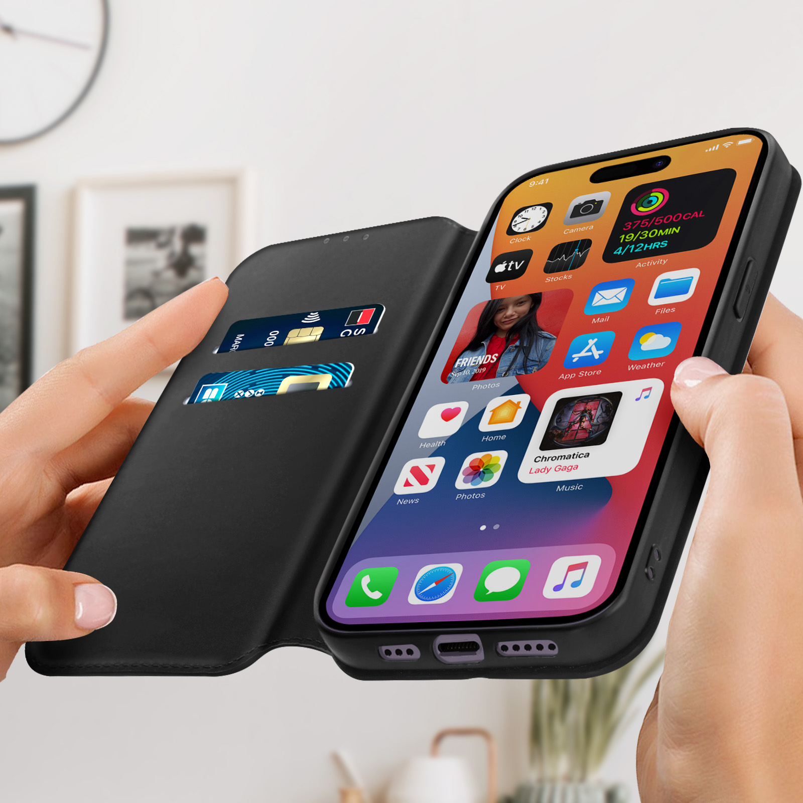 Zwarte telefoonhoes met open portemonnee met kaarten en telefoon met apps.