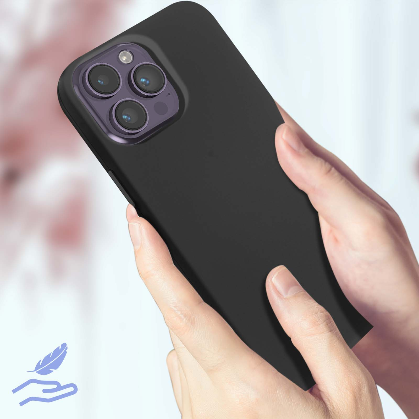 Een hand die een zwarte telefoonhoes vasthoudt met drie cameralenzen.