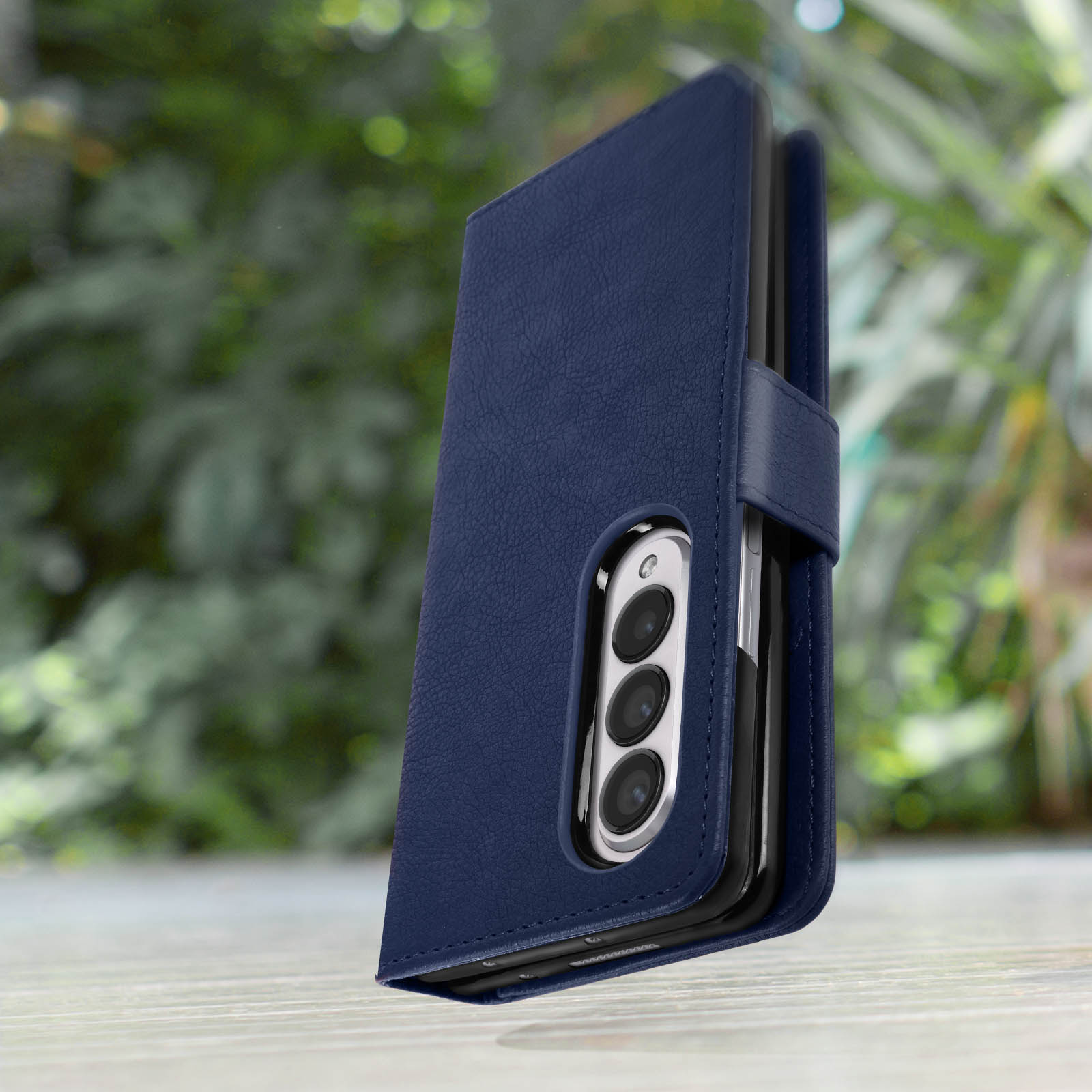 Coque de téléphone bleue sur un téléphone, pliée, avec la caméra arrière visible.