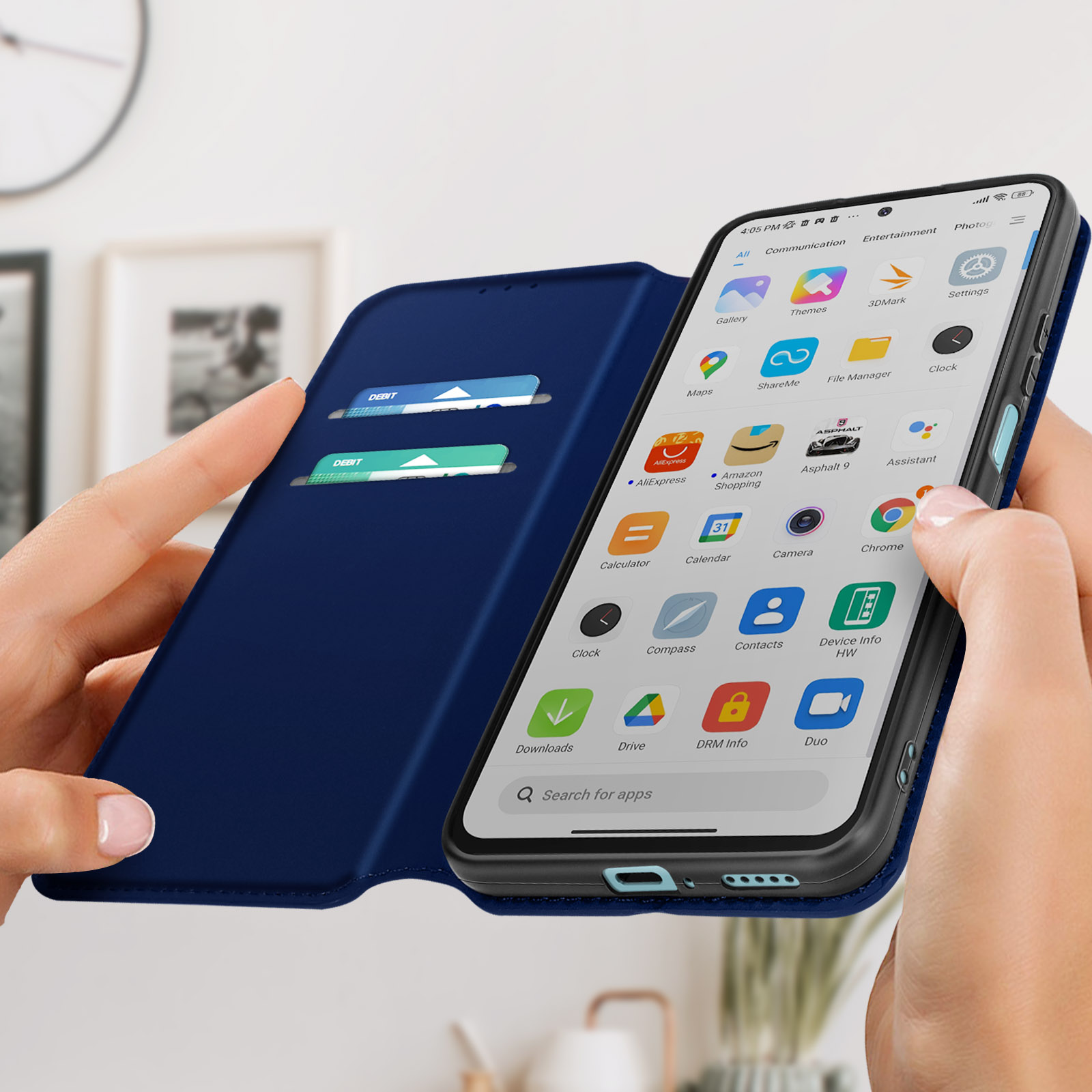 Una custodia blu per telefono con fessure per carte aperte, che rivela un telefono con icone sullo schermo.