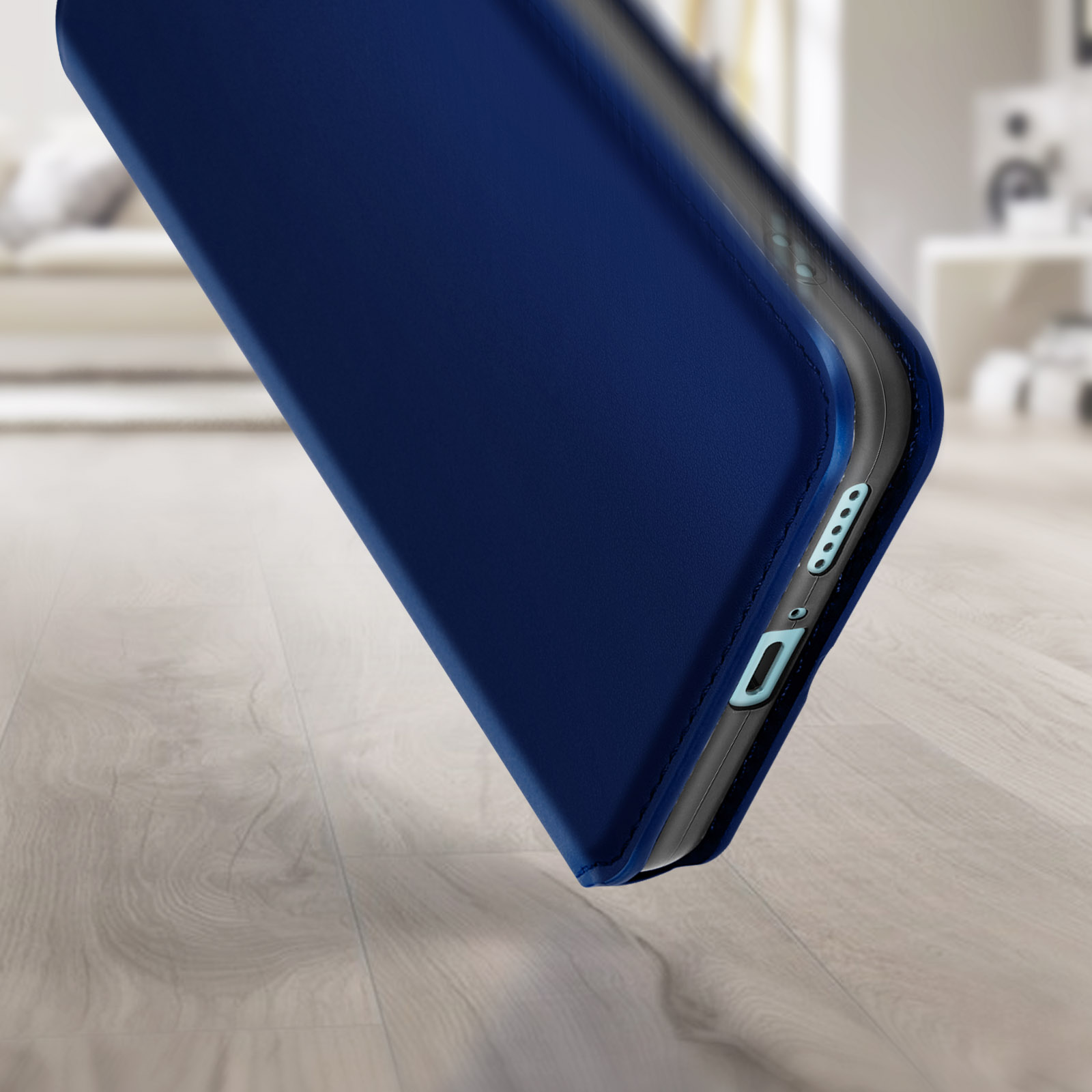 Custodia blu con coperchio aperto. Su superficie in legno con messa a fuoco morbida.