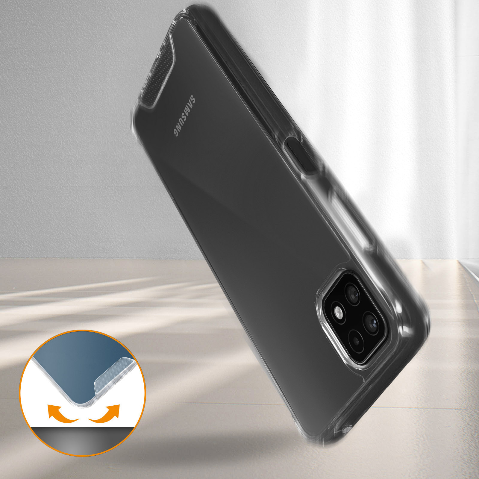 Custodia trasparente per telefono Samsung, angolata, su una superficie. Angoli arrotondati, fotocamera e pulsanti visibili.