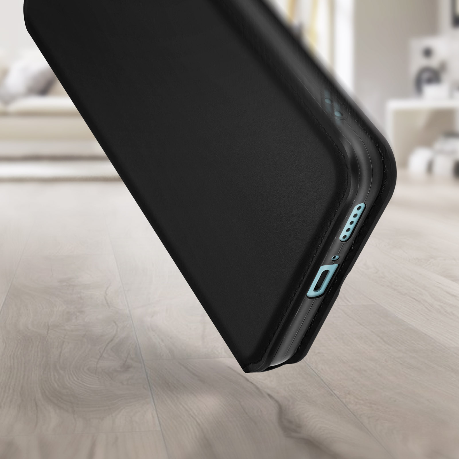 Custodia nera per telefono su superficie in legno. Custodia aperta.