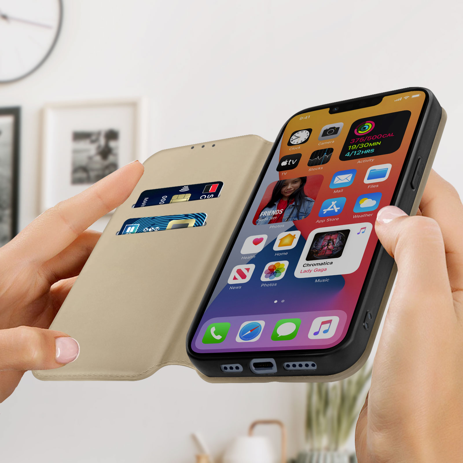 Handen houden een beige telefoonhoes vast met een telefoon die de interface weergeeft. De hoes is open.