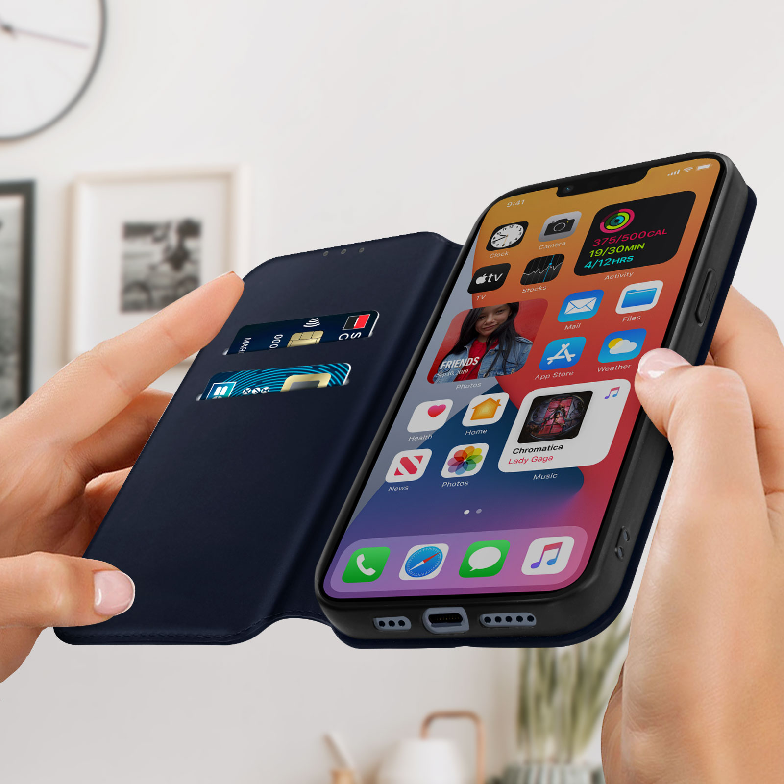 Handen die een telefoon vasthouden in een donkerblauwe hoes, met app-iconen op het scherm.