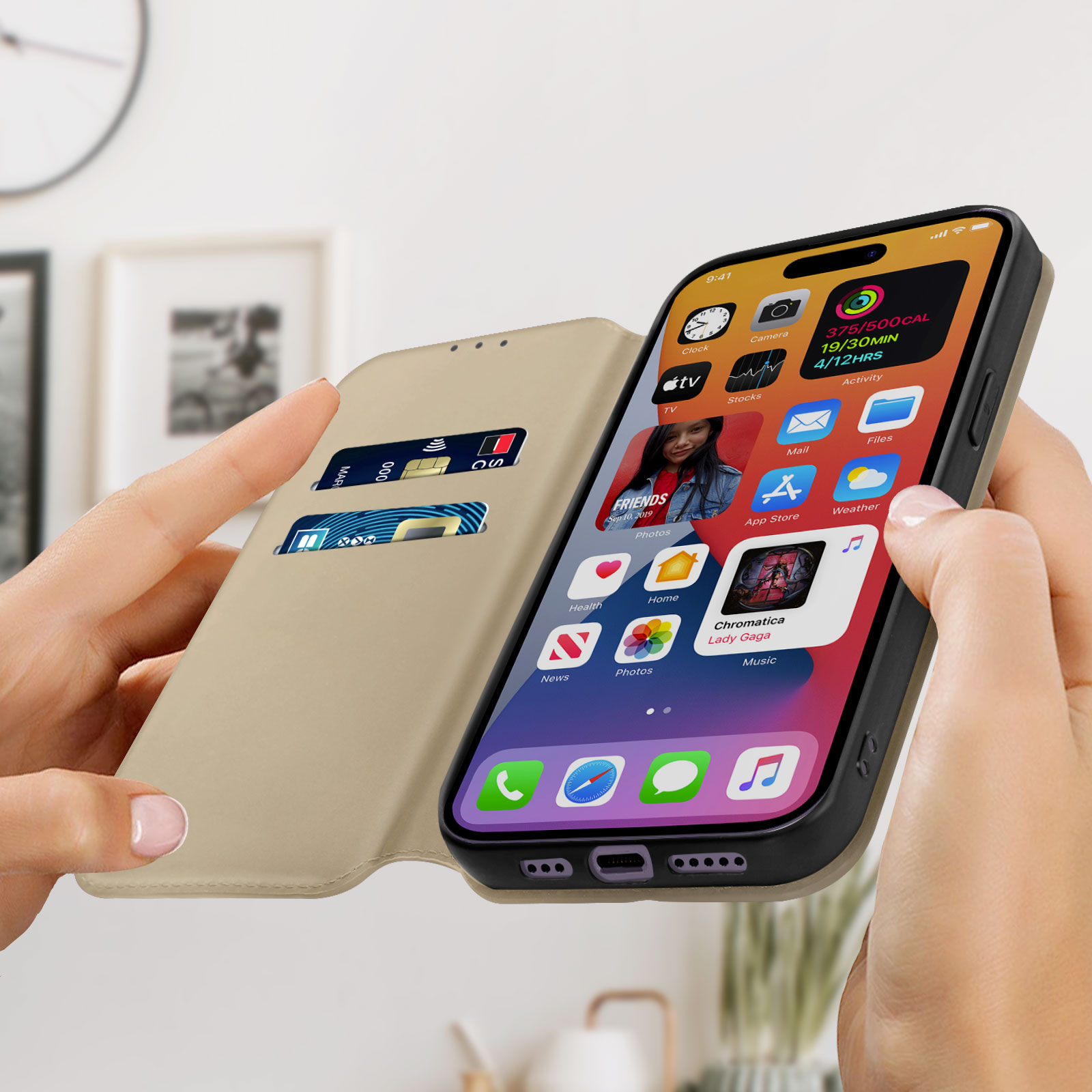 Een persoon die een smartphone vasthoudt met een open hoesje dat het scherm van de telefoon met apps en de hoes toont.