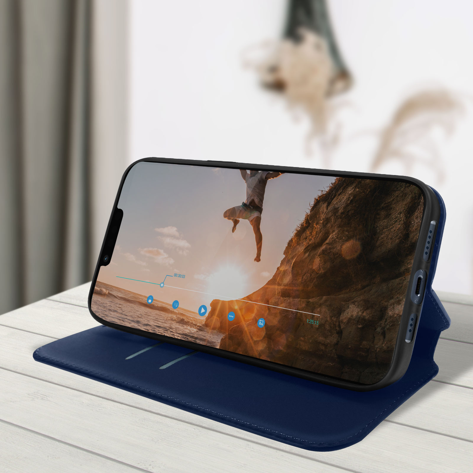 Telefoon op een blauwe hoes. Een video wordt afgespeeld. Een man springt in het water.