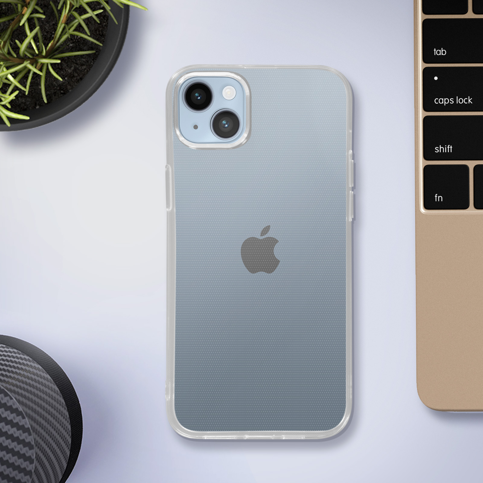 iPhone dans un étui transparent sur une table, avec un clavier visible en arrière-plan.