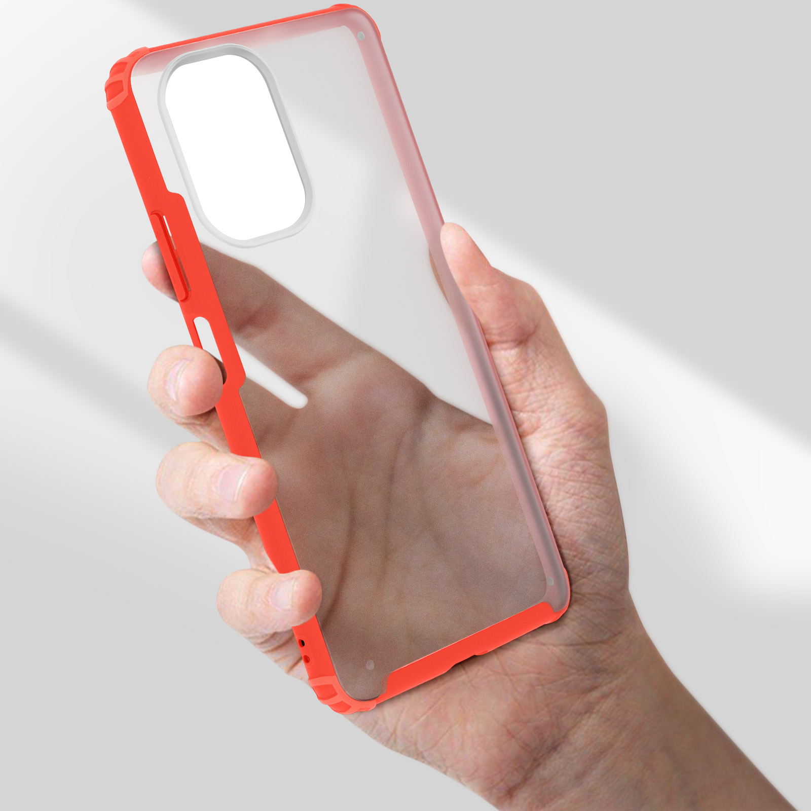 Una mano tiene una custodia rossa per telefono. La custodia è rossa e ha un retro trasparente, che mostra un telefono.
