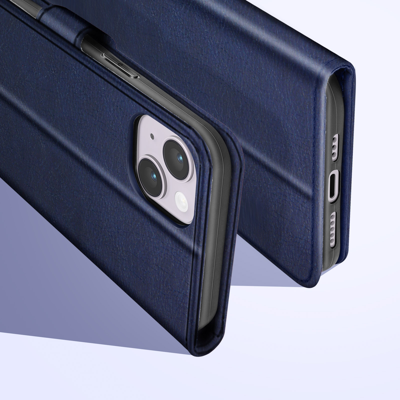 Close-up van een donkerblauwe telefoonhoes met een telefoon erin. Toont camera, knoppen en poorten.
