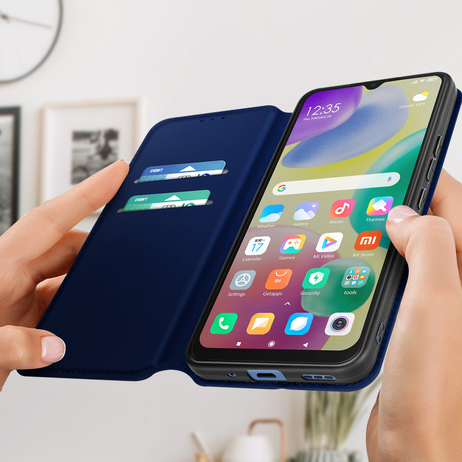 Eine Person hält eine blaue Handyhülle mit einem Telefon darin, das den Bildschirm zeigt.