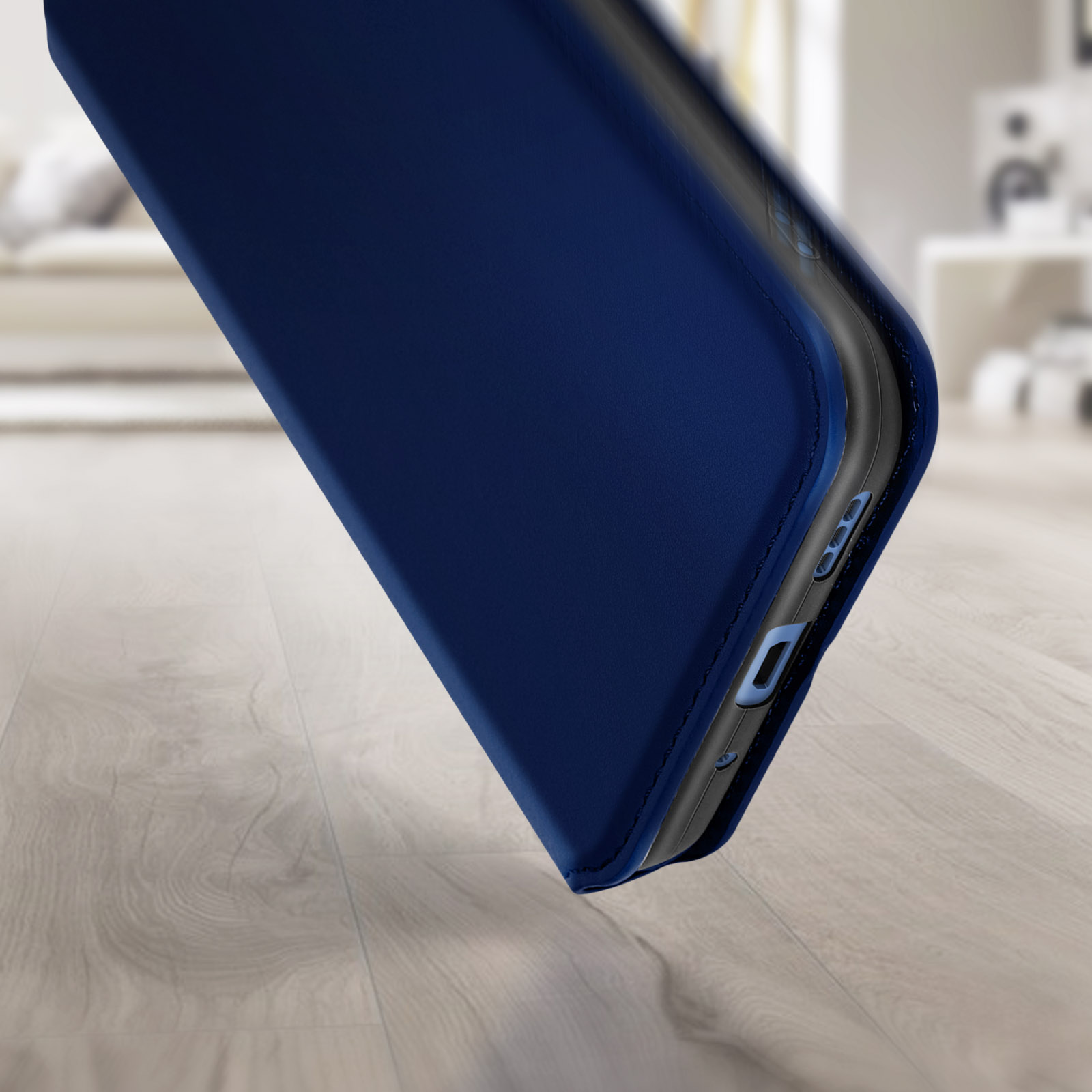 Nahaufnahme einer blauen Handyhülle. Die Hülle ist teilweise geöffnet.