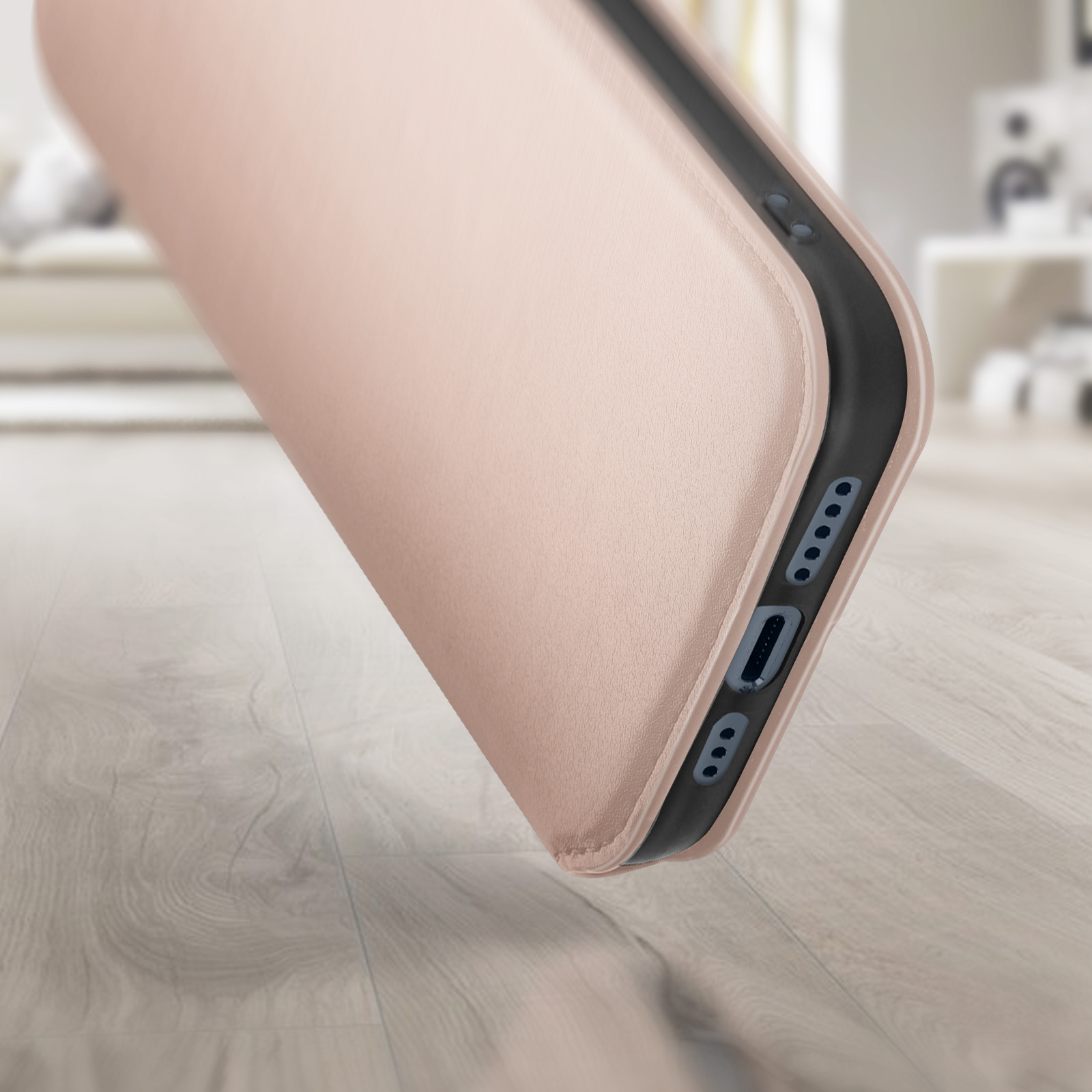 Gros plan sur un étui de téléphone rose sur une surface en bois. L'étui se courbe autour des bords.