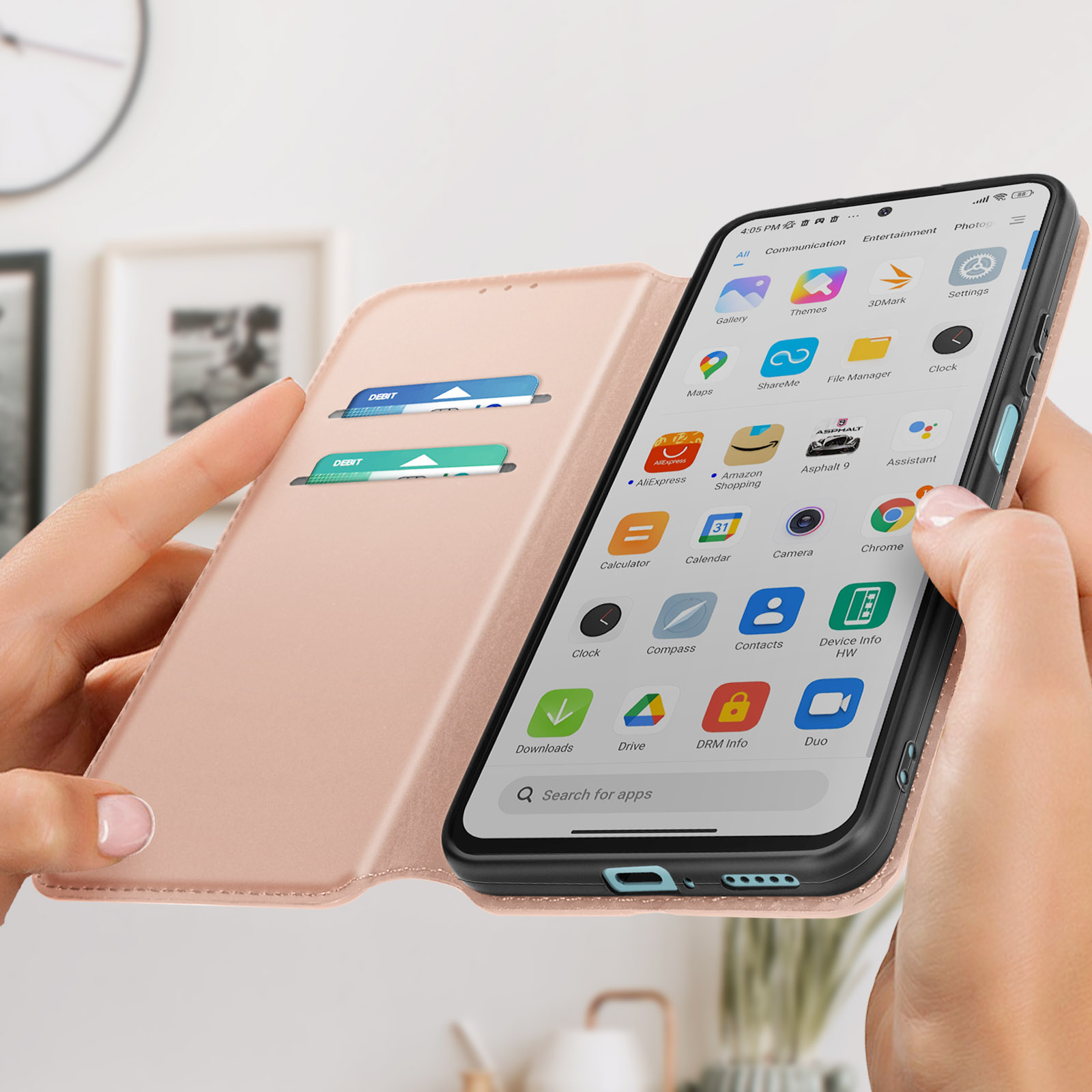 Custodia per telefono con un telefono che mostra le icone delle app. Mano che tiene il telefono.