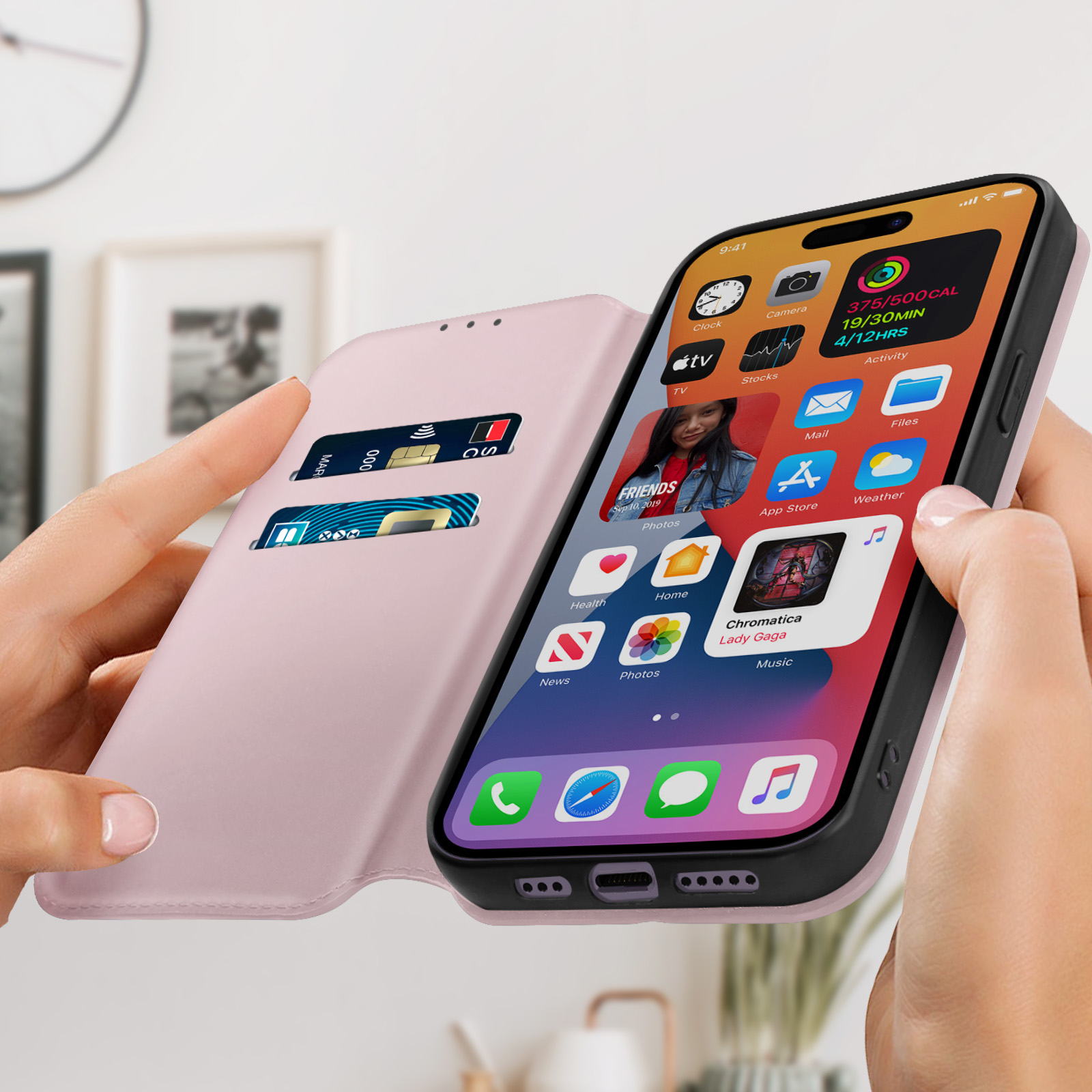 Hand houdt roze telefoonhoes, open, toont scherm. Roze portemonnee zichtbaar.