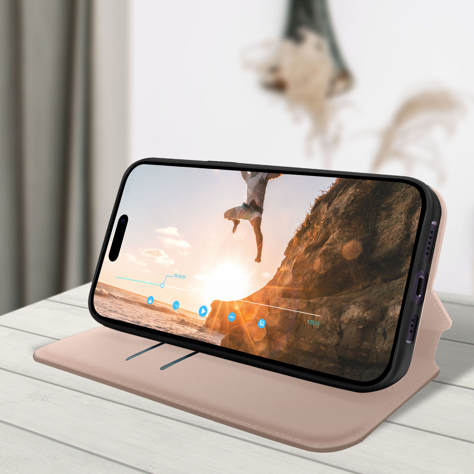 Telefoon met een video op een standaard, tegen een wazige achtergrond.
