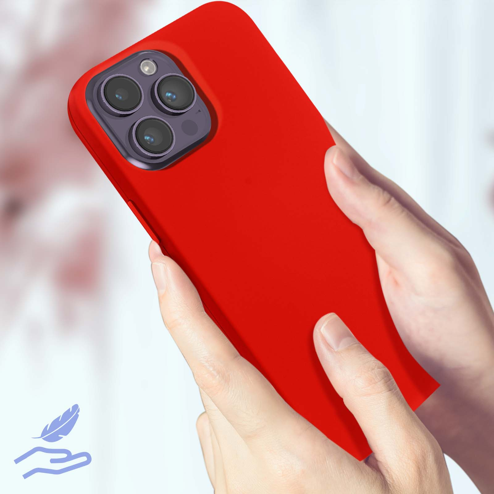 Handen houden een rode telefoonhoes met een uitsparing voor de camera vast.