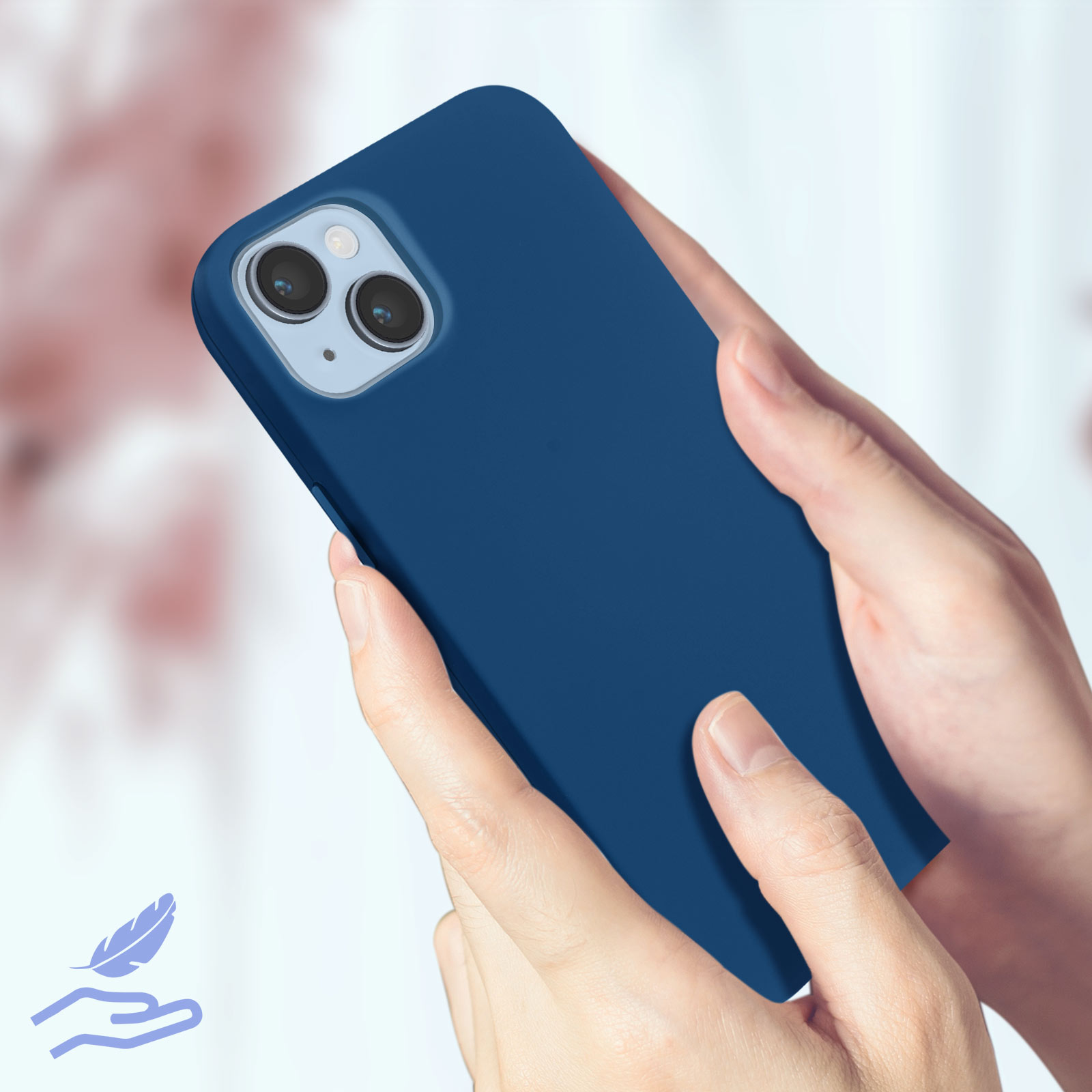 Une personne tenant une coque de téléphone bleue. Le téléphone a un appareil photo et est tenu par deux mains.