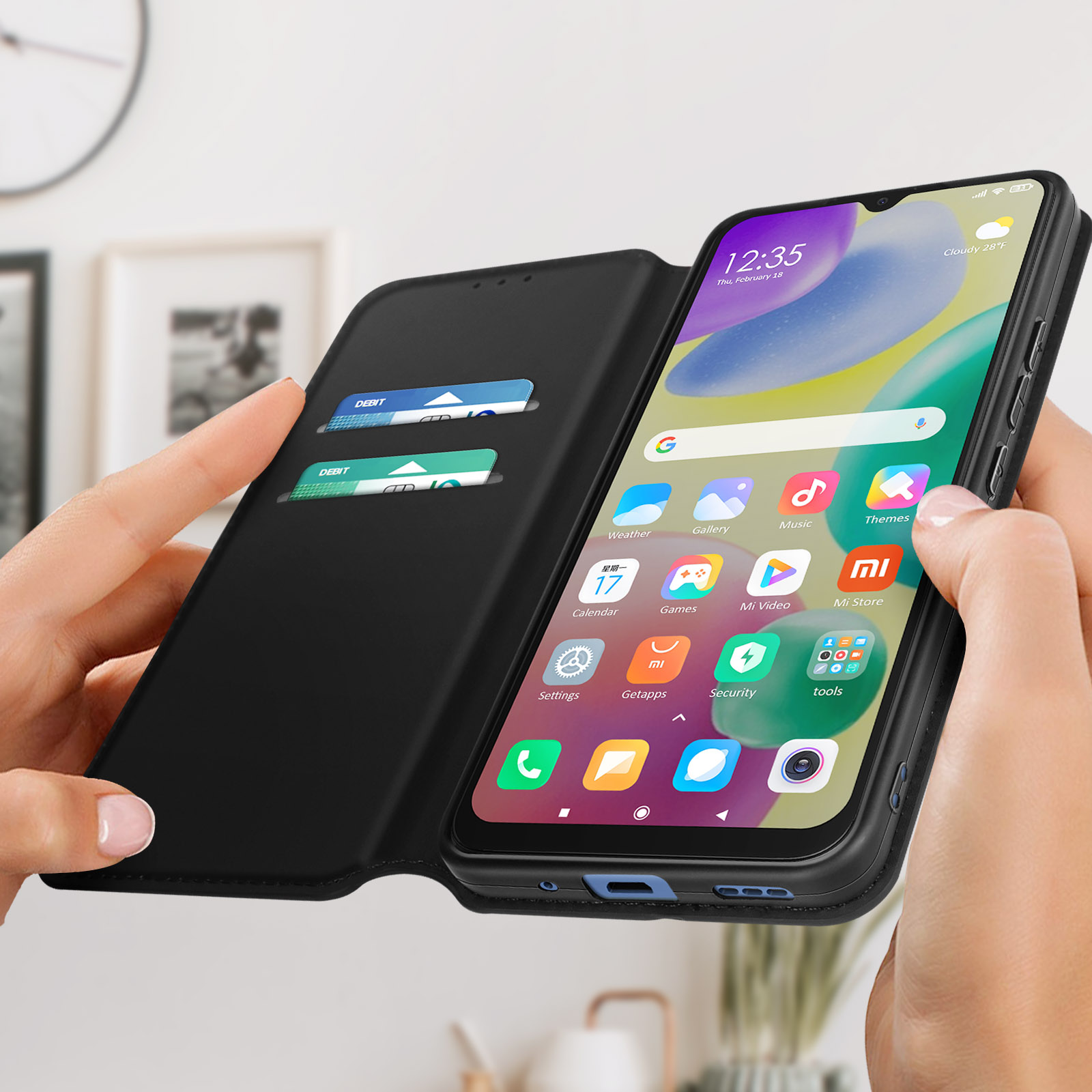 Person hält schwarzes Telefon mit geöffneter Hülle.