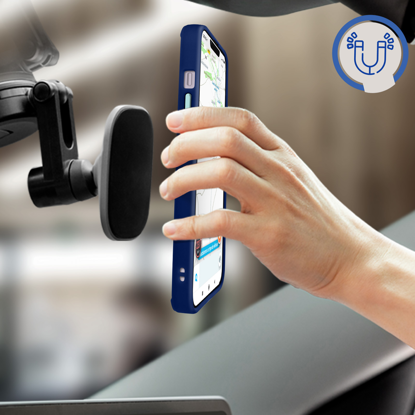 Eine Hand legt ein blaues Telefon auf eine Autotelefonhalterung. Ein Magnetsymbol befindet sich in der Ecke.