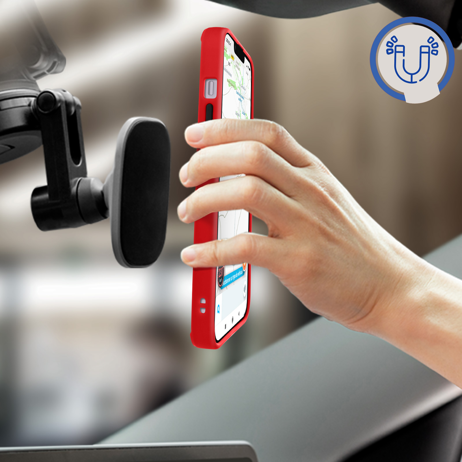 Een hand die een rode telefoon vasthoudt met een autohouder op de achtergrond. Een magneetsymbool in de hoek.