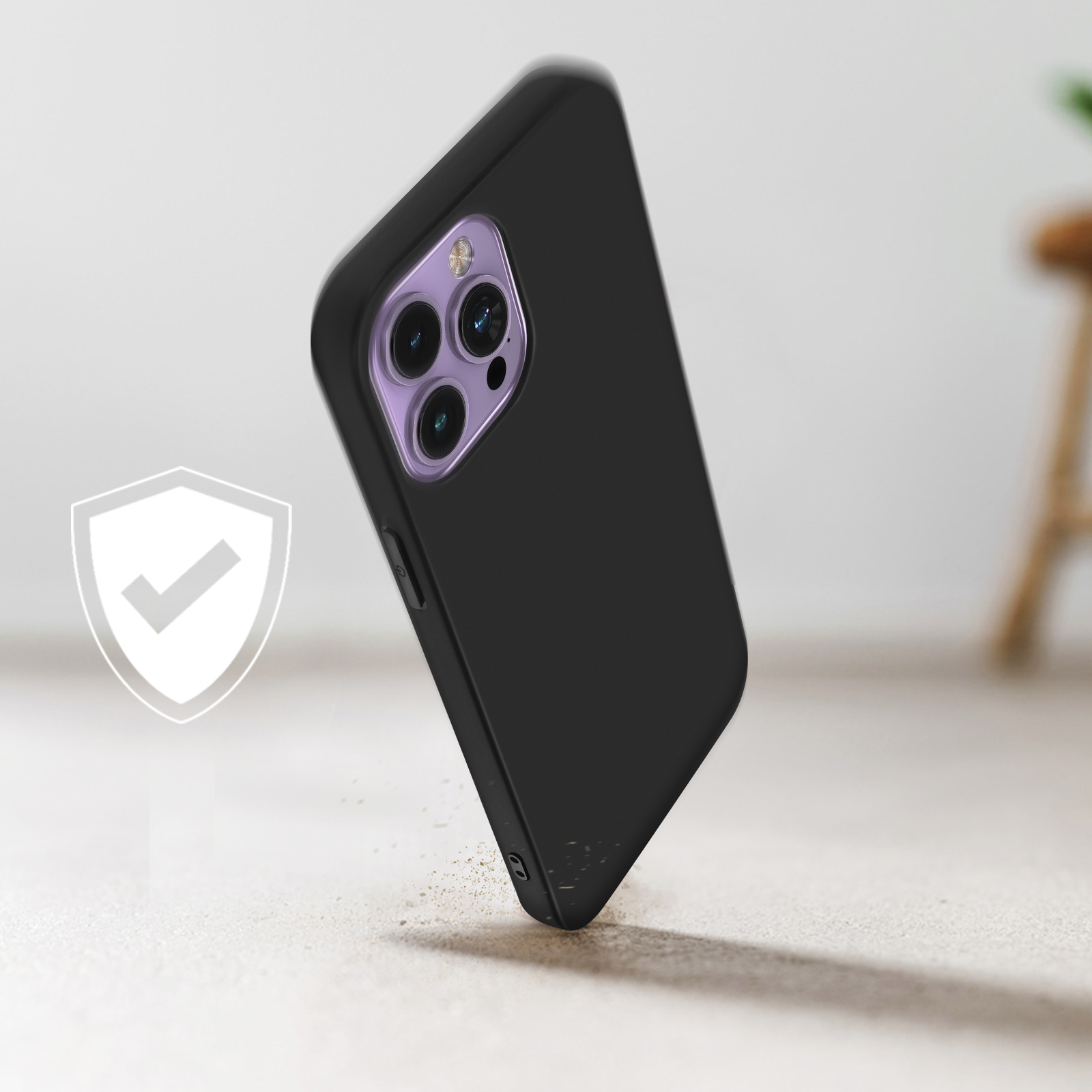 Coque de téléphone noire, téléphone à l'intérieur, caméra violette, en chute.