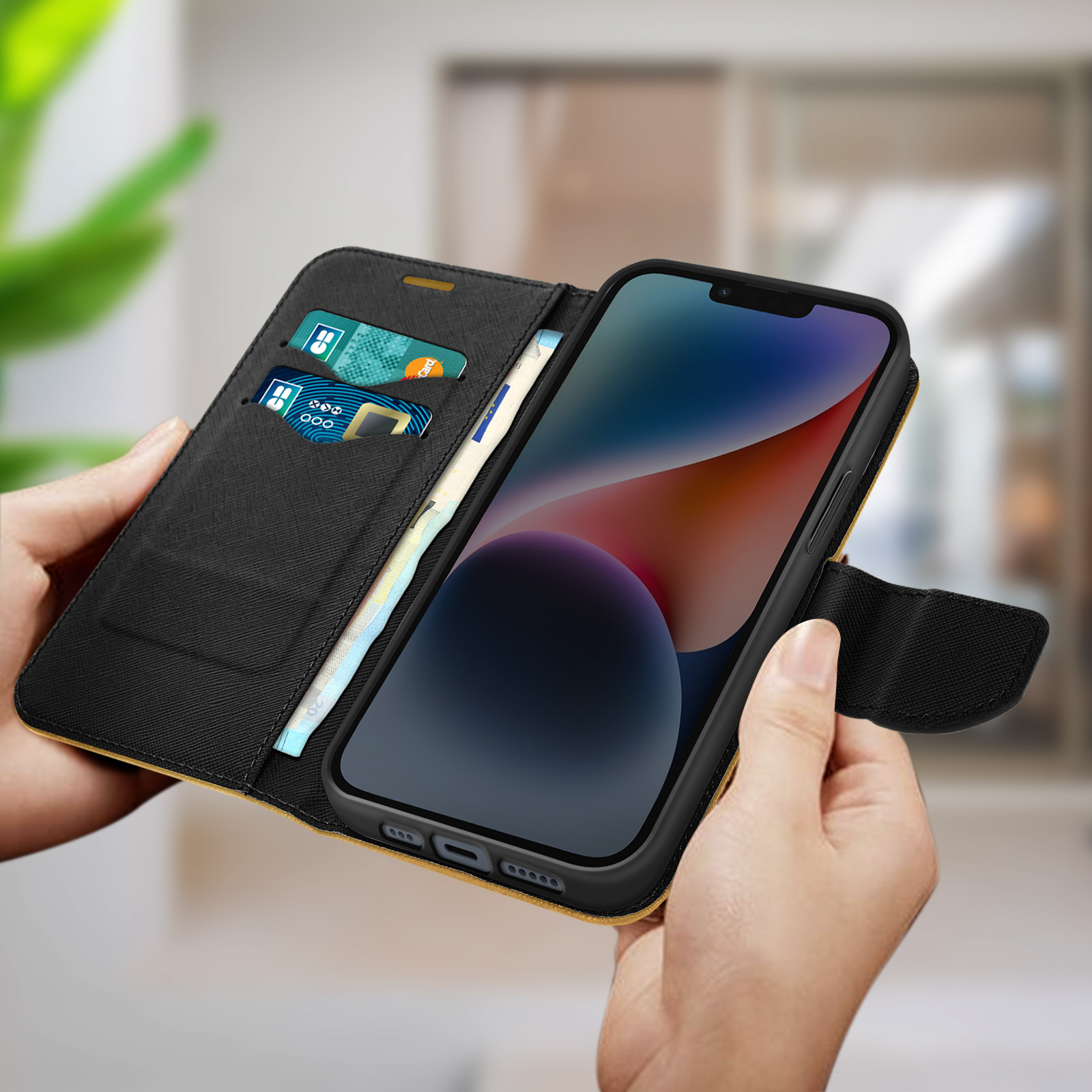 Ein Telefon in einer schwarz-gelben Brieftasche. Hände halten es offen, zeigen Karten und Telefon.