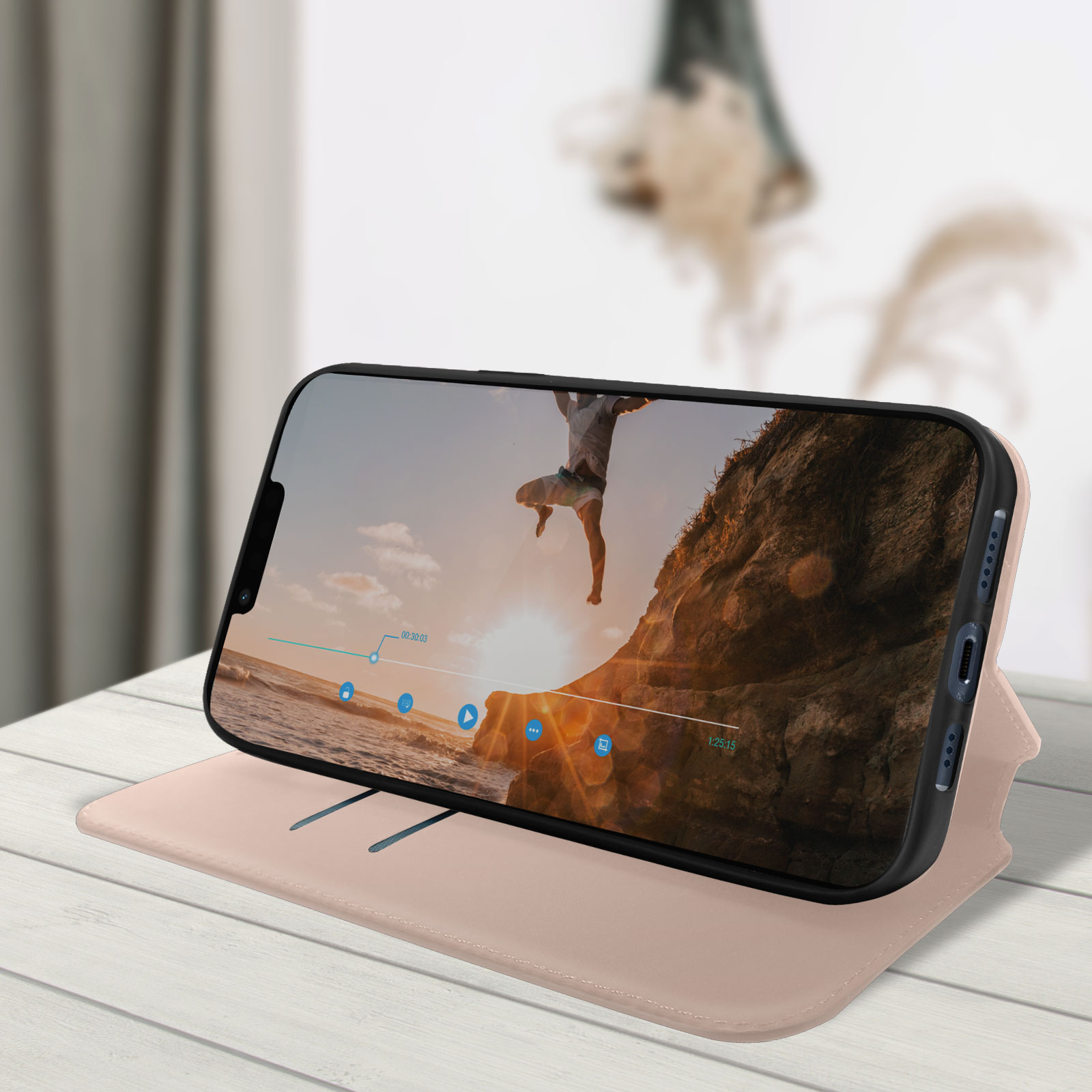 Coque de téléphone avec un téléphone montrant une vidéo d'une personne sautant dans l'eau.