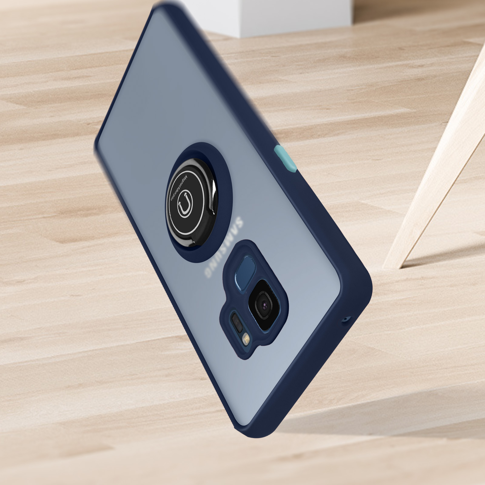 Telefoonhoes op een houten vloer. Blauw en transparant. Cameraring is zichtbaar.