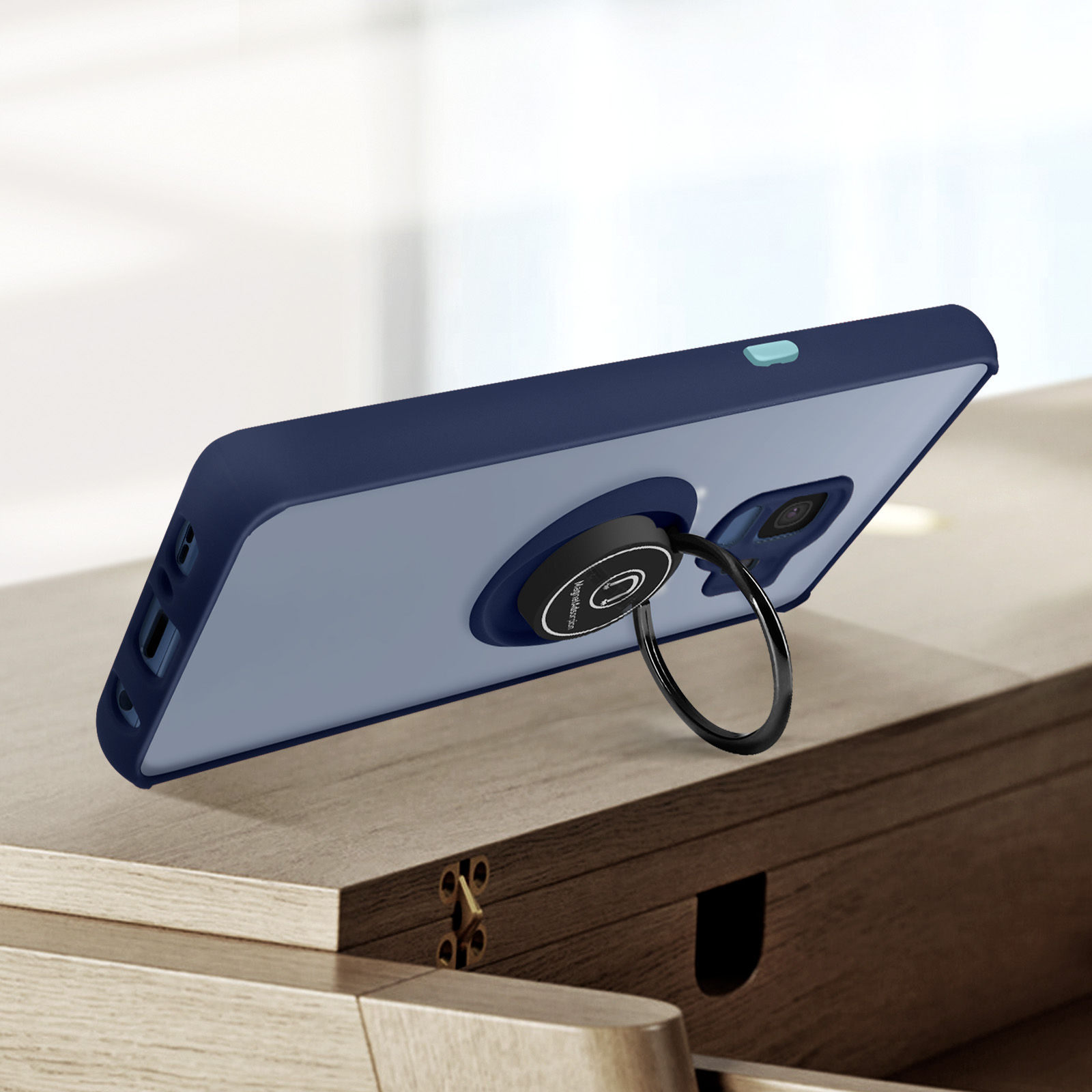 Telefoon met ringhouder op een houten oppervlak. Blauwe telefoonhoes.