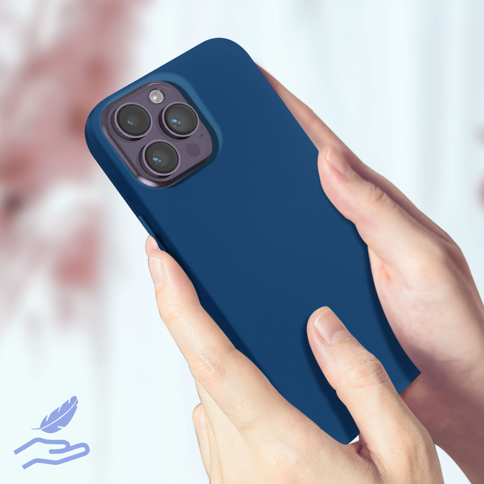 Une coque de téléphone bleue tenue par deux mains. La coque a les lentilles de l'appareil photo visibles.