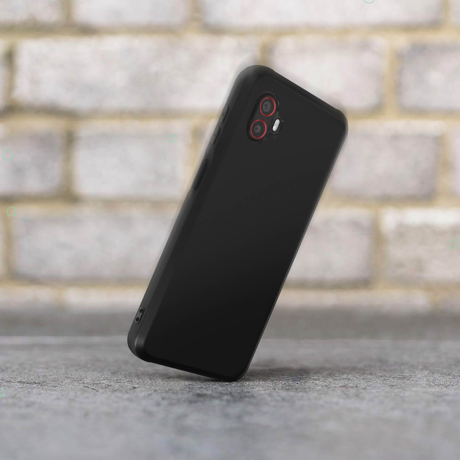 Zwarte telefoonhoes, schuin op een oppervlak, met camera-uitsparingen zichtbaar.
