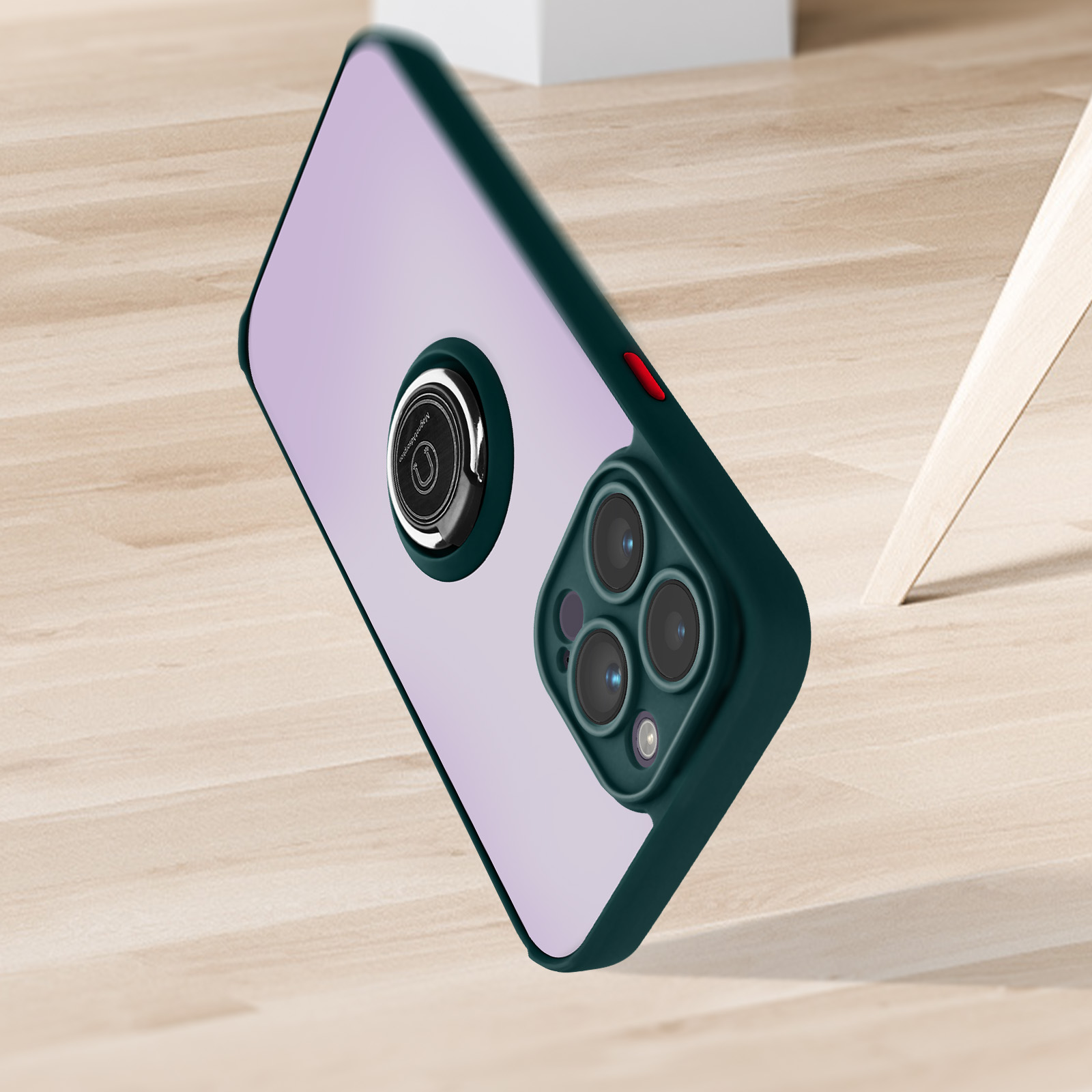 Eine Handyhülle mit lila Rückseite und dunkelgrünem Rahmen. Das Telefon ist leicht geneigt.