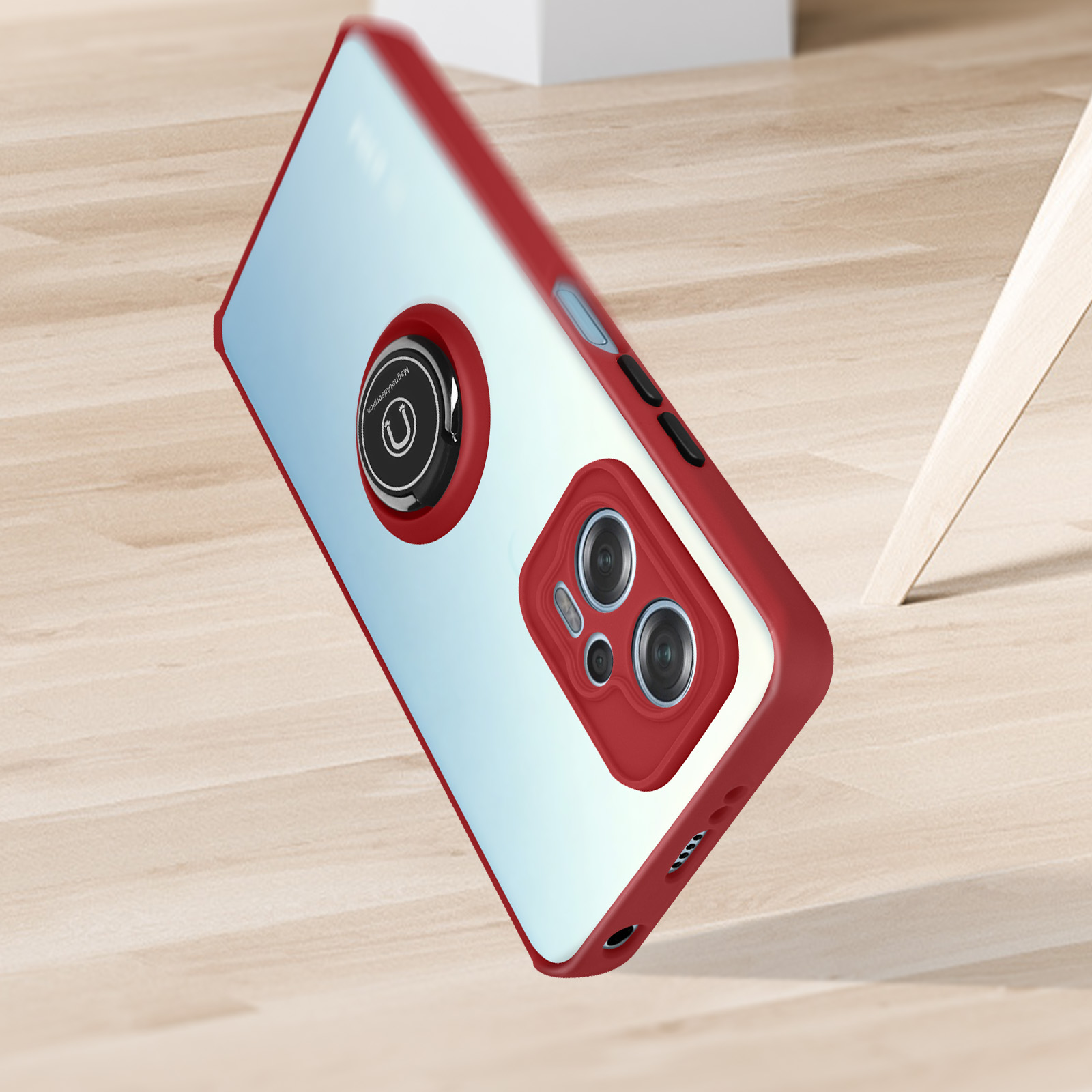 Rote und transparente Handyhülle mit Ringhalterung auf Holz. Das Telefon hat Dual-Kameras.