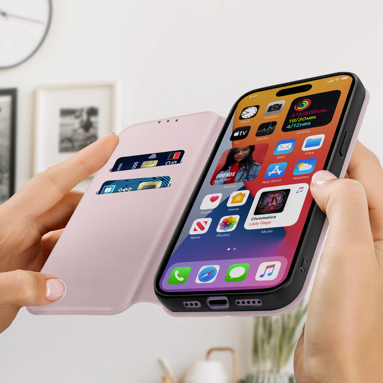 Een persoon houdt een telefoon vast in een roze hoes, waarbij het scherm te zien is. De hoes is open.