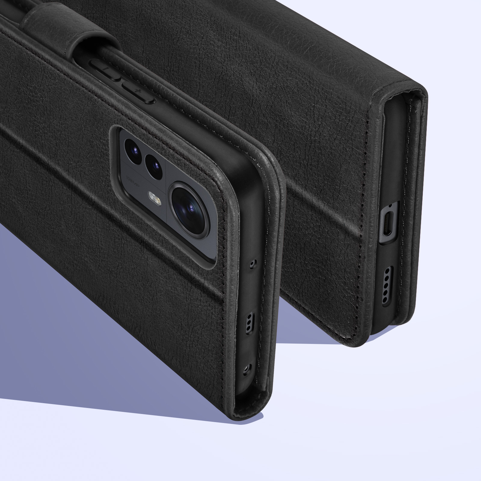Coque de téléphone noire, ouverte, montrant l'appareil photo et les boutons. Fond bleu.
