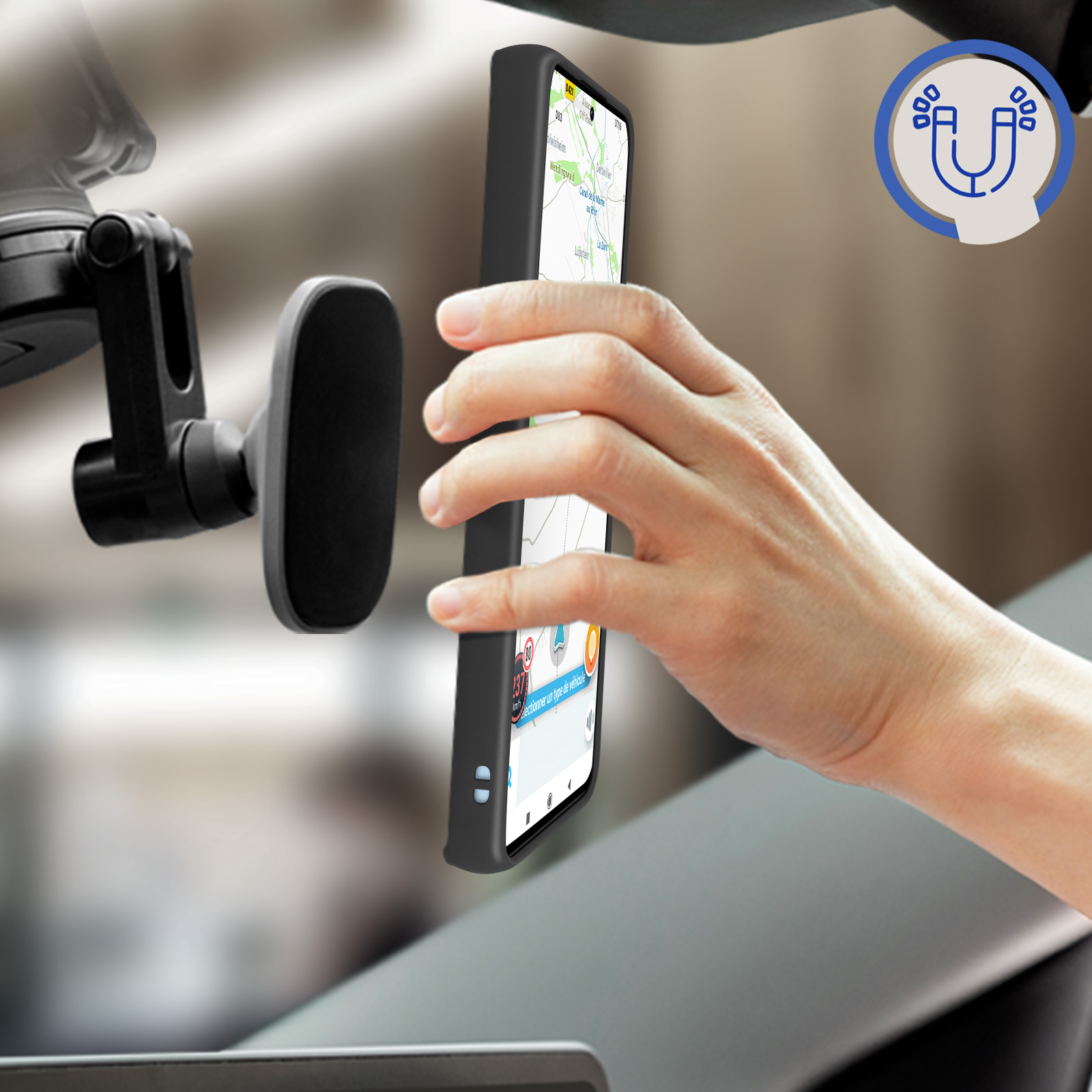 Hand legt schwarzes Telefon auf Autohalterung. Fahrzeuginnenraum sichtbar. Telefon zeigt Karte.
