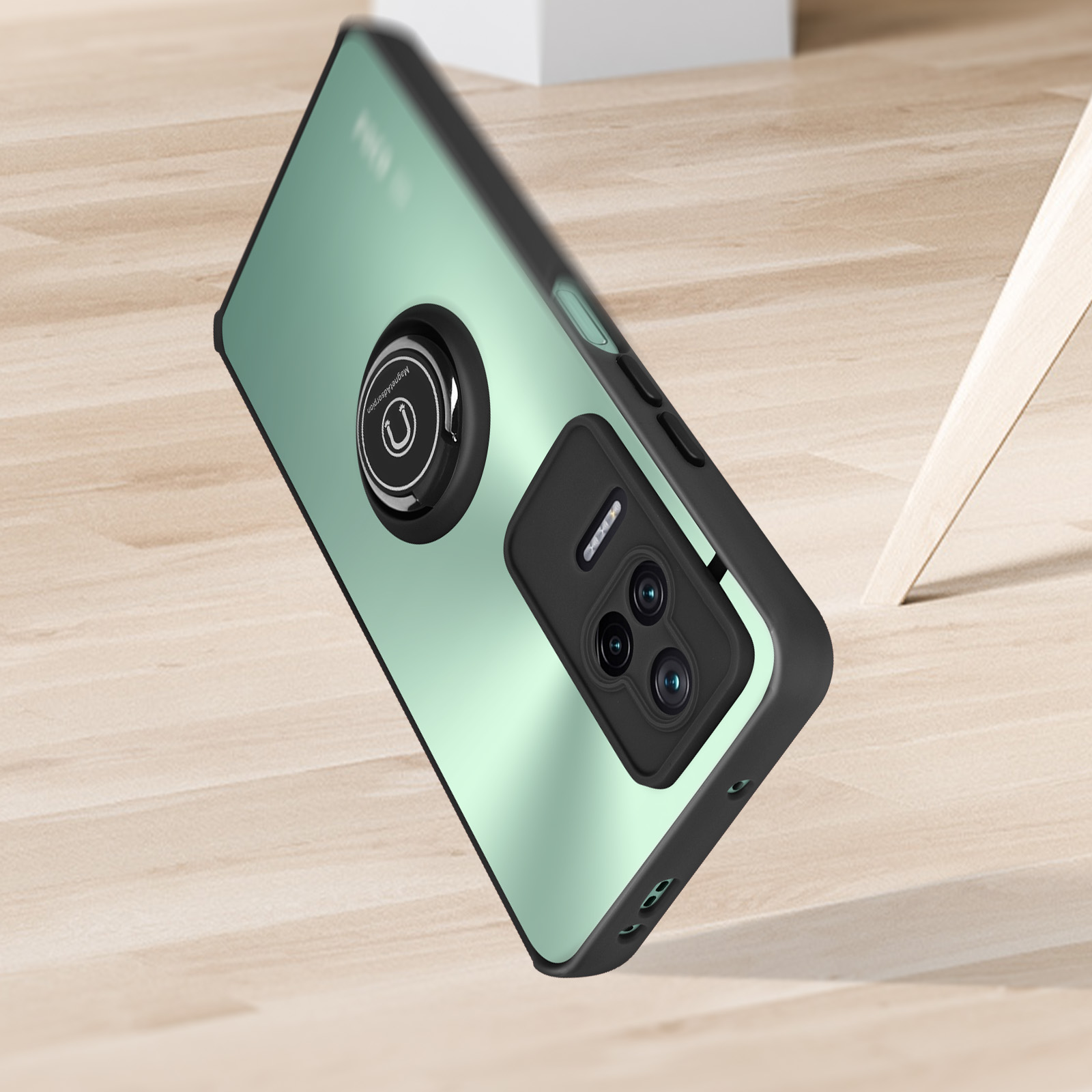 Custodia verde per telefono con anello magnetico. Telefono su legno.