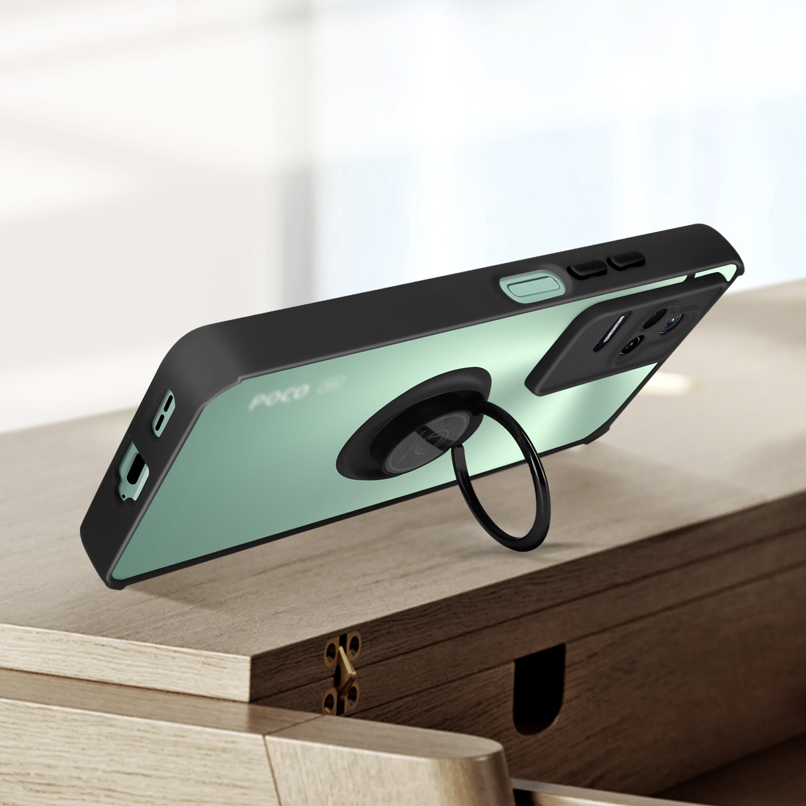 Una custodia per telefono su una superficie in legno. Un portaanello è attaccato alla custodia.