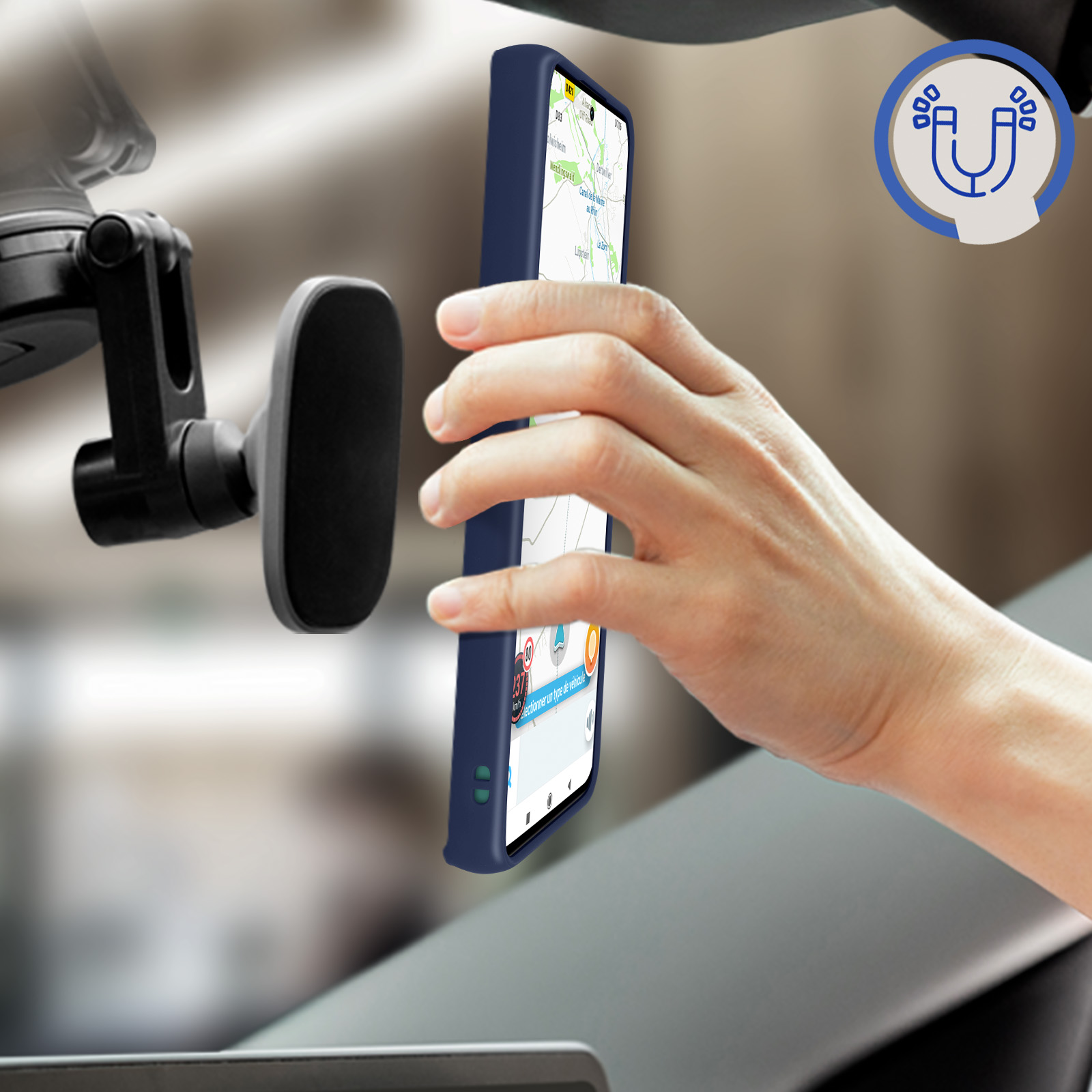Una mano posiziona un telefono su un supporto per auto.