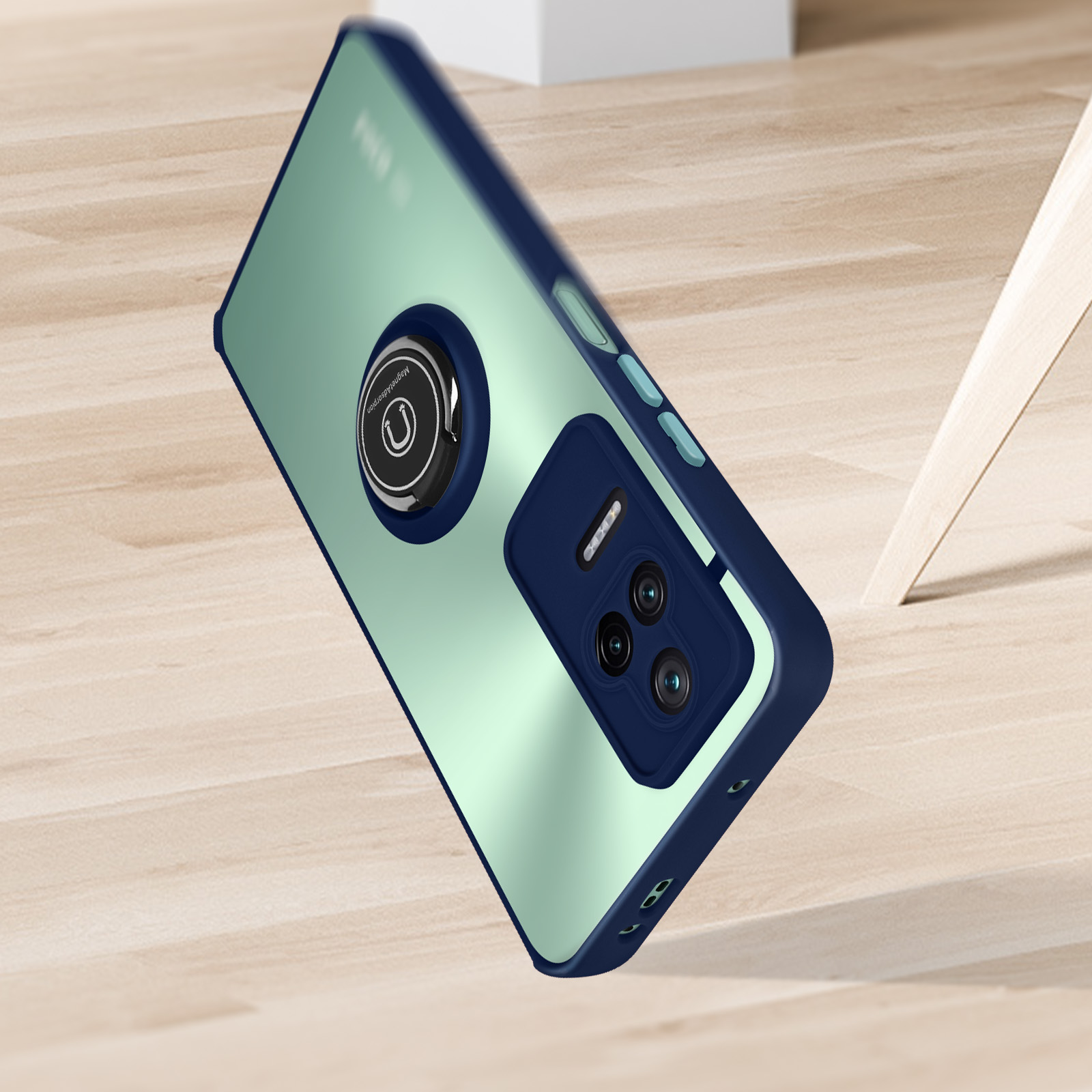Una custodia per telefono verde con una cornice blu scuro. La custodia è appoggiata su una superficie di legno.